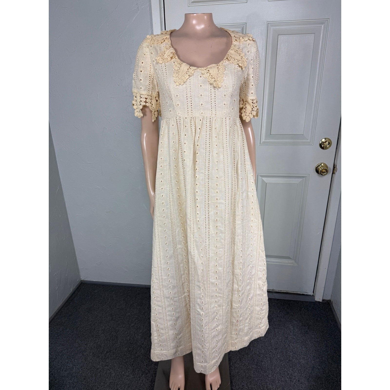 Vintage 70s Women&rsquo;s Dress Eyelet Maxi Bohemian Lace Floral Cream Prairie NN16