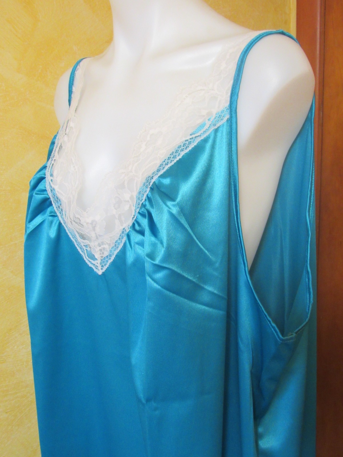 VINTAGE IMPROVED LIVING BLUE SILKY SOFT POLYESTER WHITE LACE NIGHTGOWN 3XL NEW