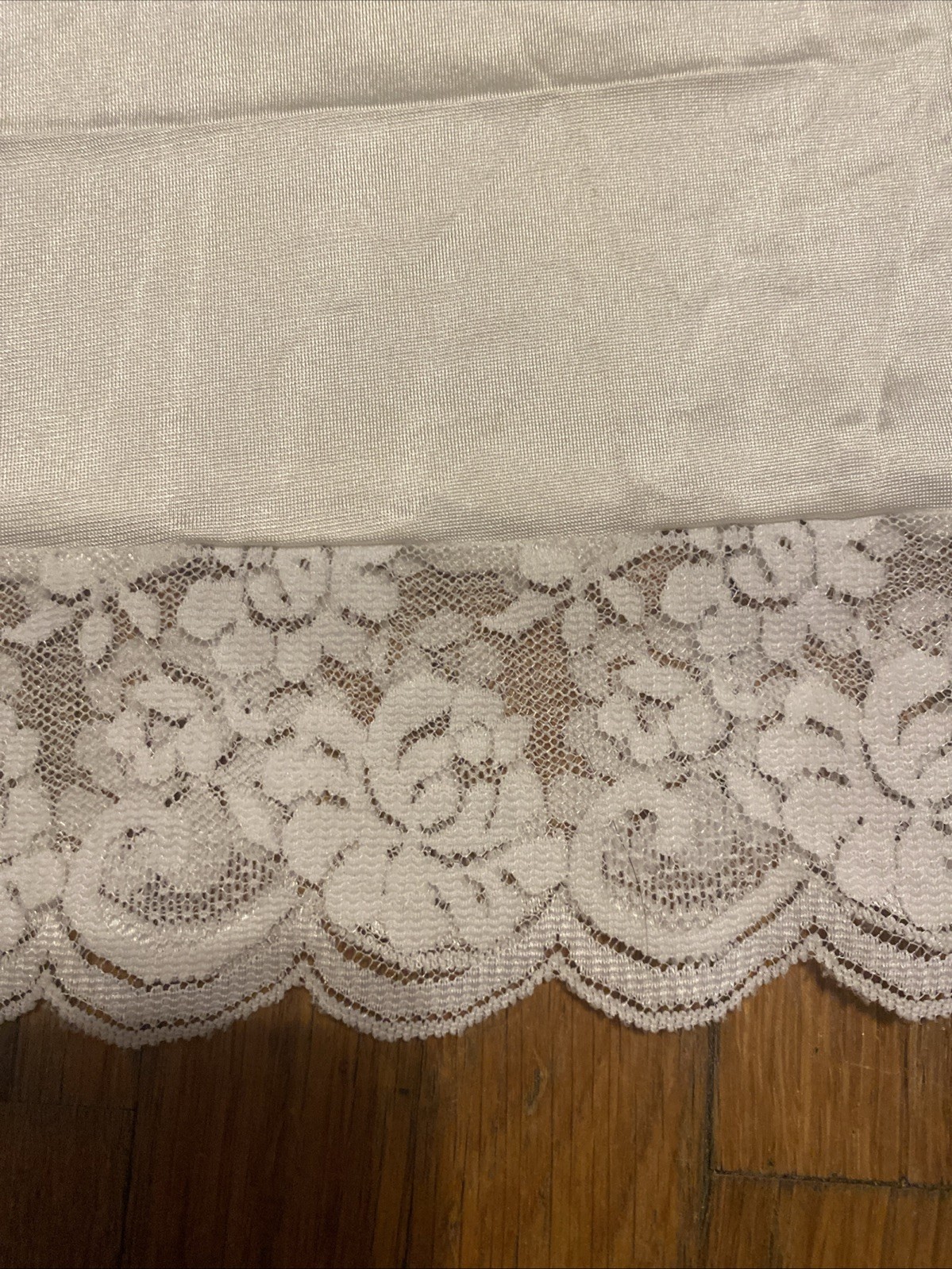 Chantilly Maidenform Whote Full Slip With Lace Trim And Pink Flowers On Slits M
