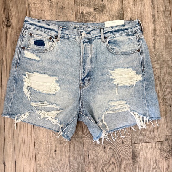 American Eagle Women&rsquo;s Shorts 90s Boyfriend Distressed Denim Light Wash Size 14