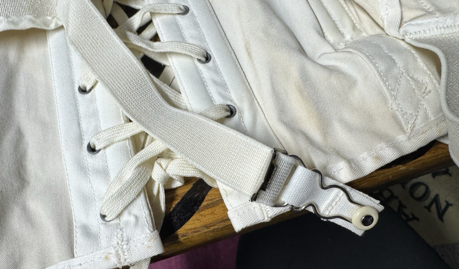 VINTAGE CAMP OPEN END GIRDLE! SIZE 31. WHITE.