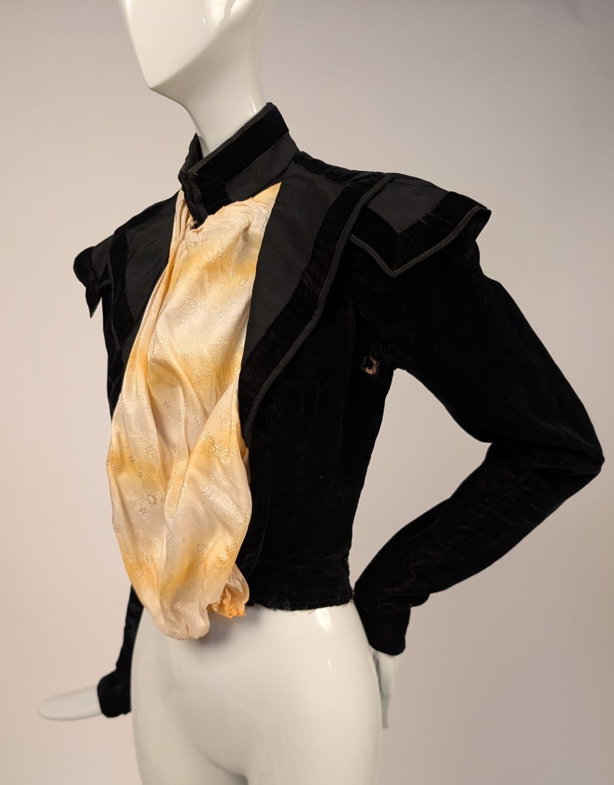 VICTORIAN 1890’S BLACK VELVET BODICE W YELLOW SILK FRONT