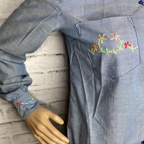 Vintage embroidered button down shirt women&rsquo;s long sleeve fits xs/s
