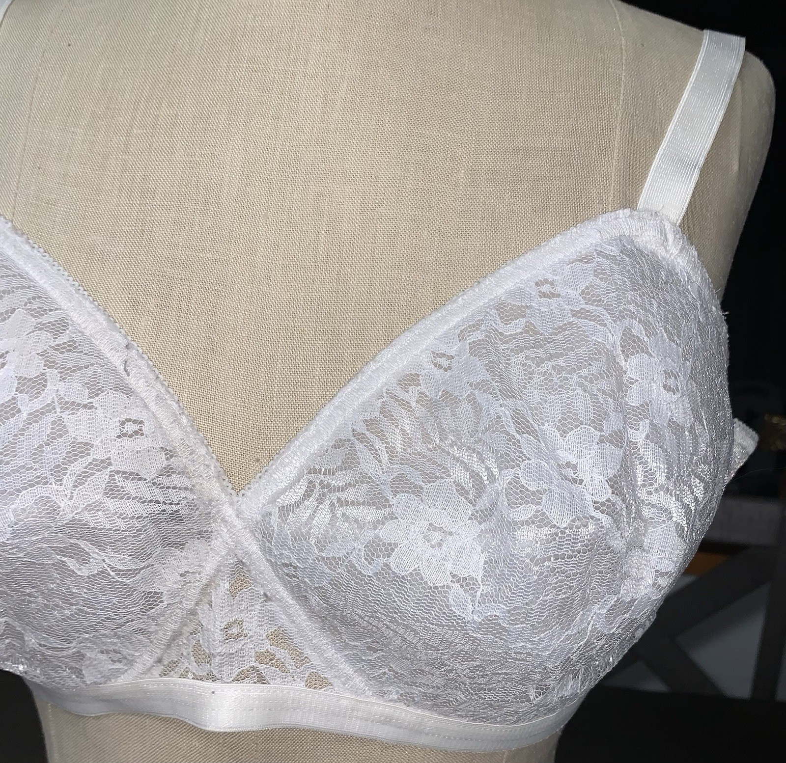 A8 NOS 1722 WALMART SIMPLY BASIC 42C CLASSIC WHITE MODEST PROMO BRA GRANNY LACE