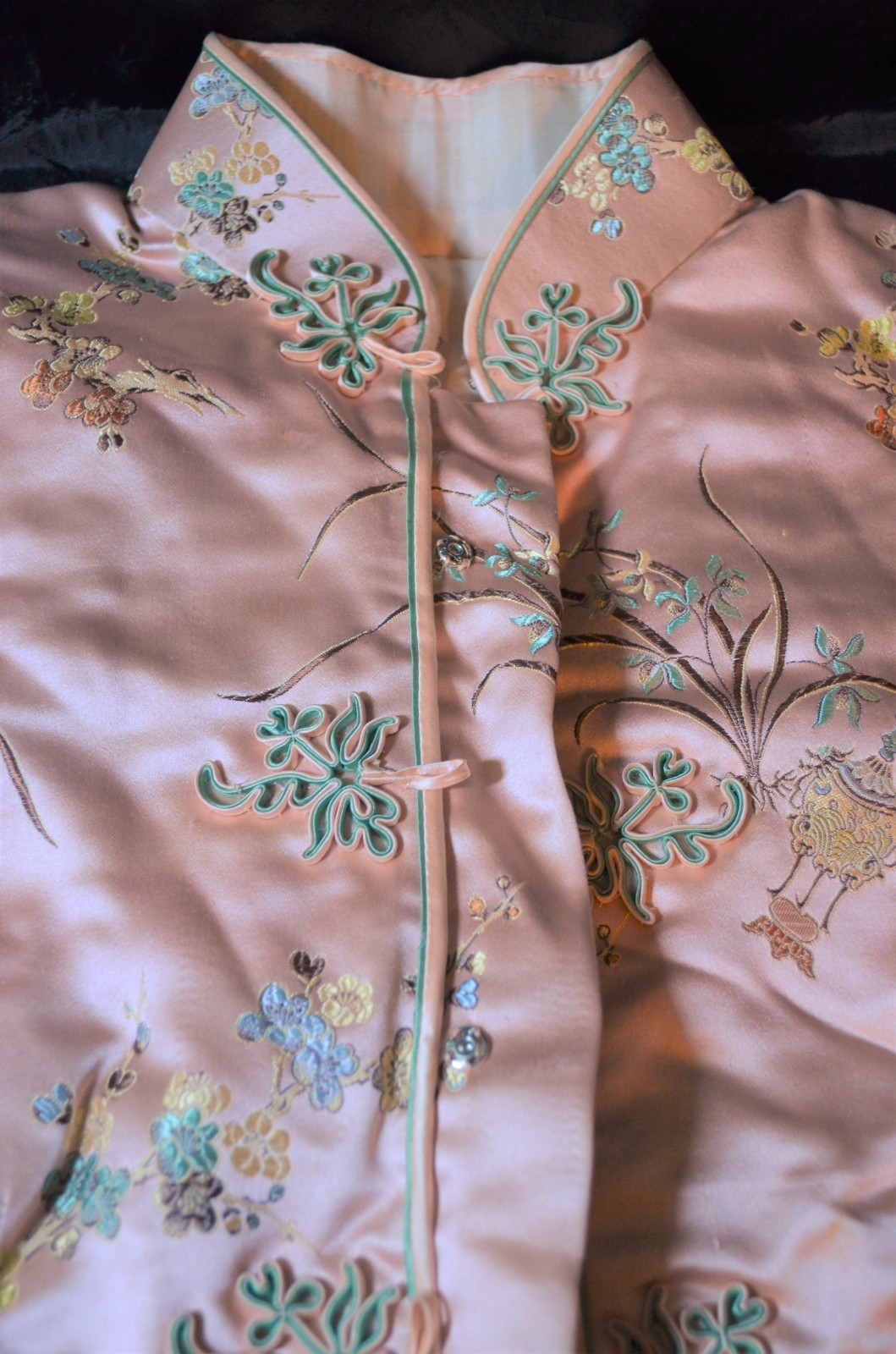 Vintage-Style Pink Satin Quilted Jacket – Floral Embroidery – Oriental Design