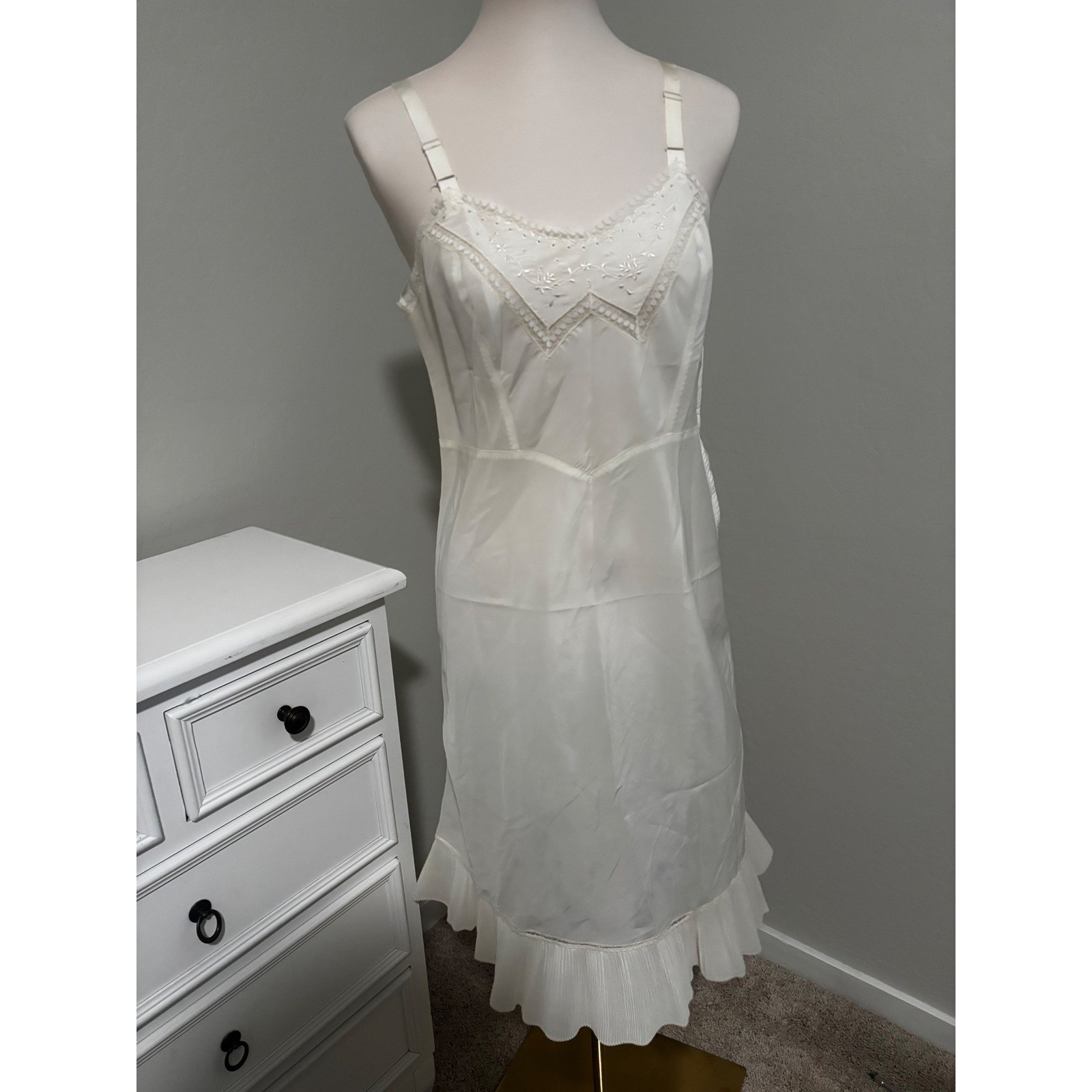 Vintage White Embroidered Lace Full Slip Dress Pleated Ruffle Hem Side Zip