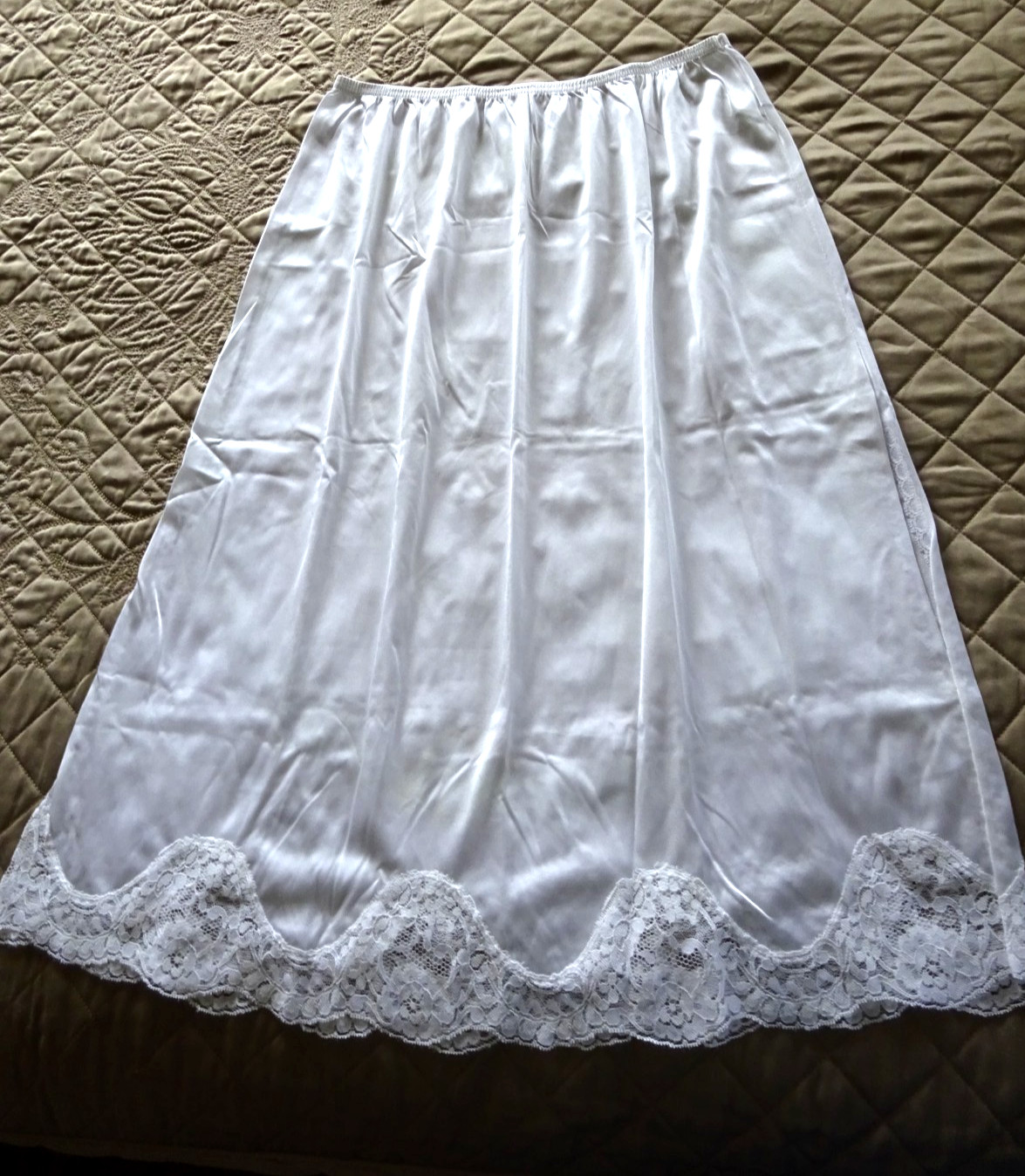VINTAGE WHITE J.C. PENNY BODY LITES MID-CALF HALF SLIP LACE HEM, SLIT SIZE L-28