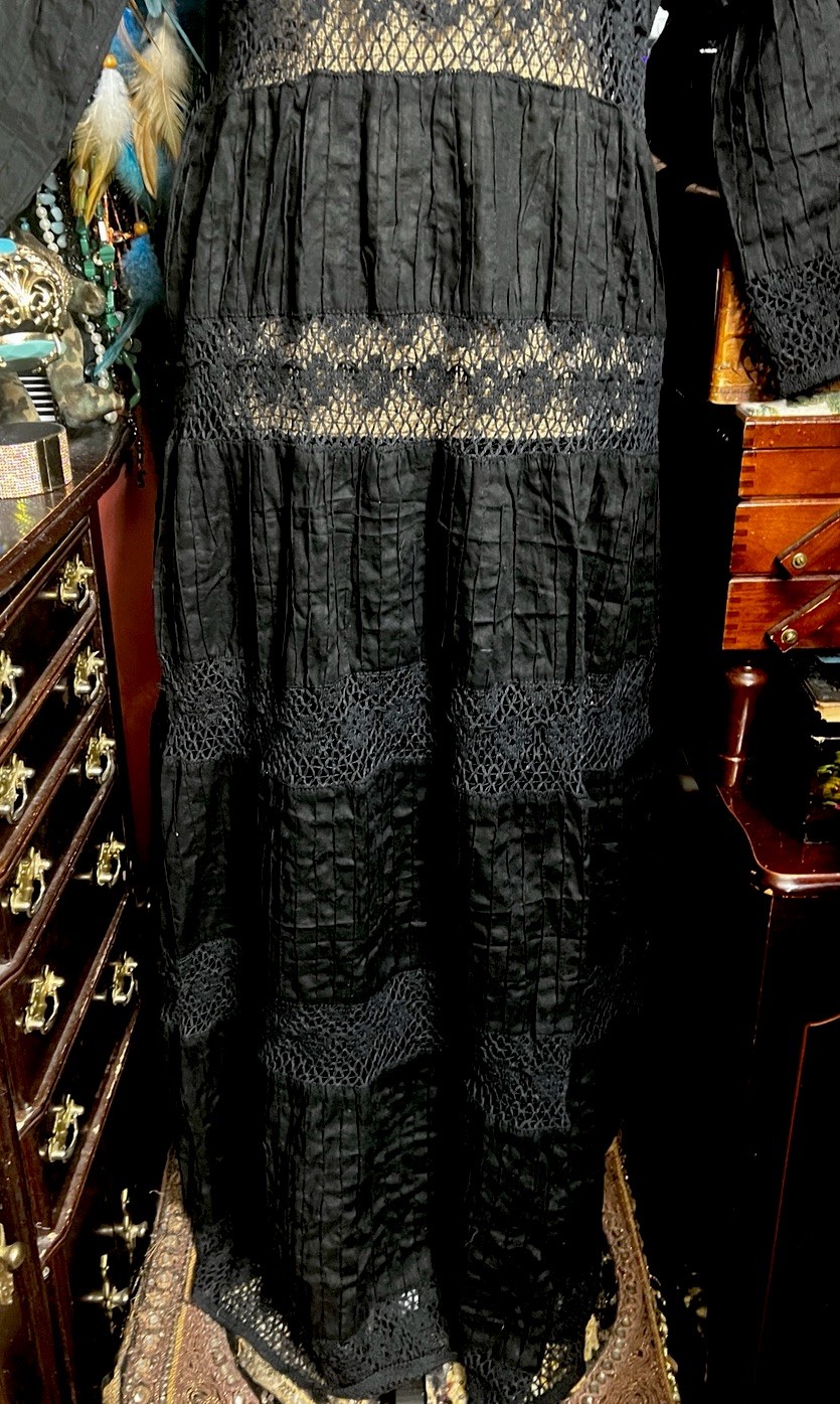 GORGEOUS VINTAGE MEXICAN BLACK PINTUCK WITH LACE TRIM WEDDING DRESS SIZE M