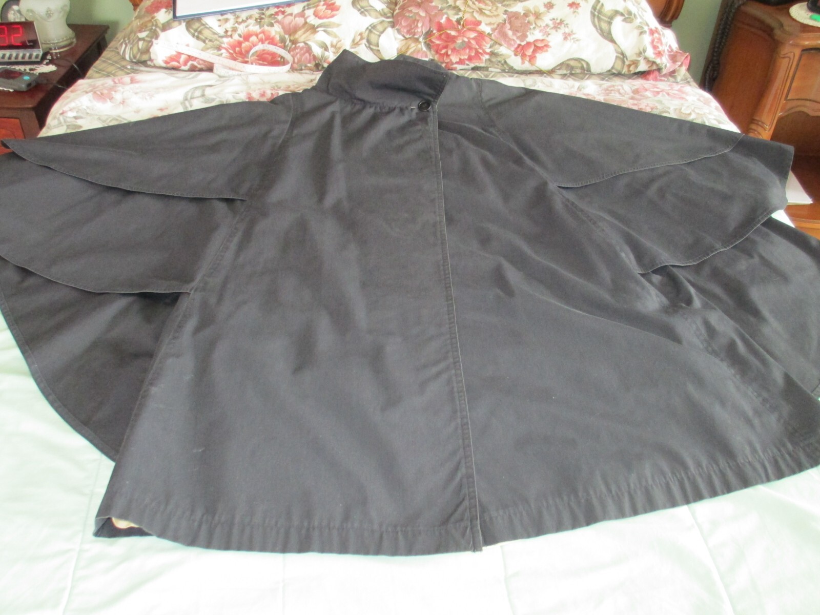Spring Black Cape Coat Cream Collar Vintage 1970’s