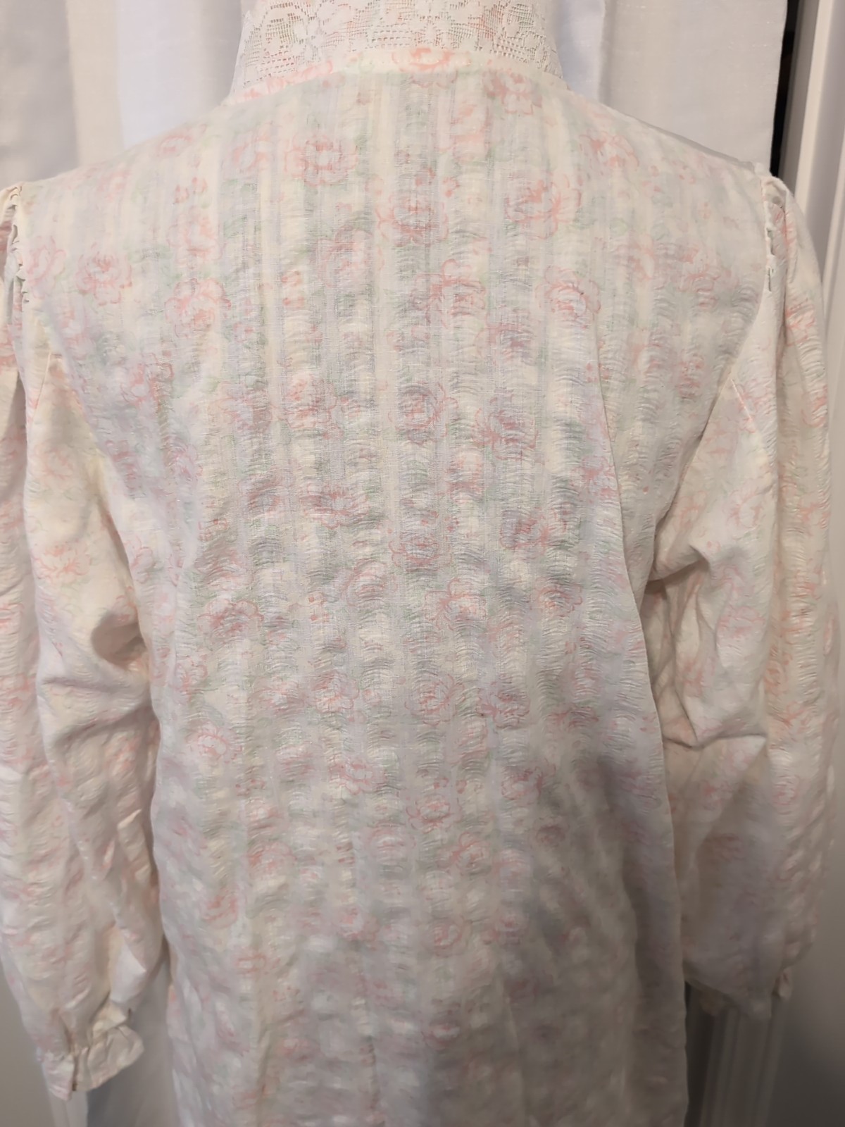 Vtg. Vandemere Cotton Floral Robe Lace Embroidery Snap Front L Granny Cottage