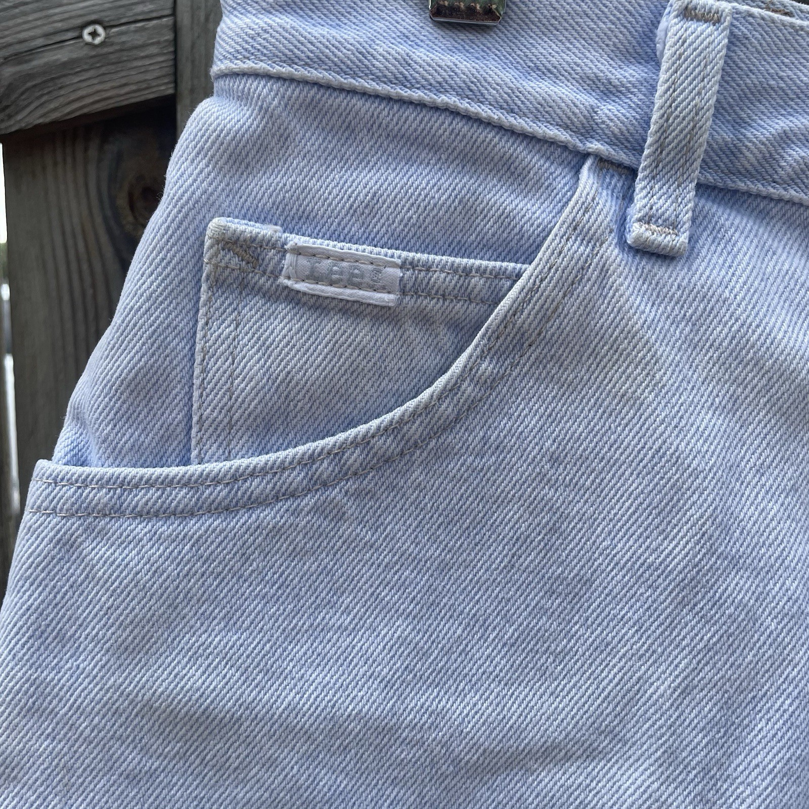 Vintage 90s Lee Light Wash Women’s Denim Shorts Fits 26” Waist Mom Jeans Jorts