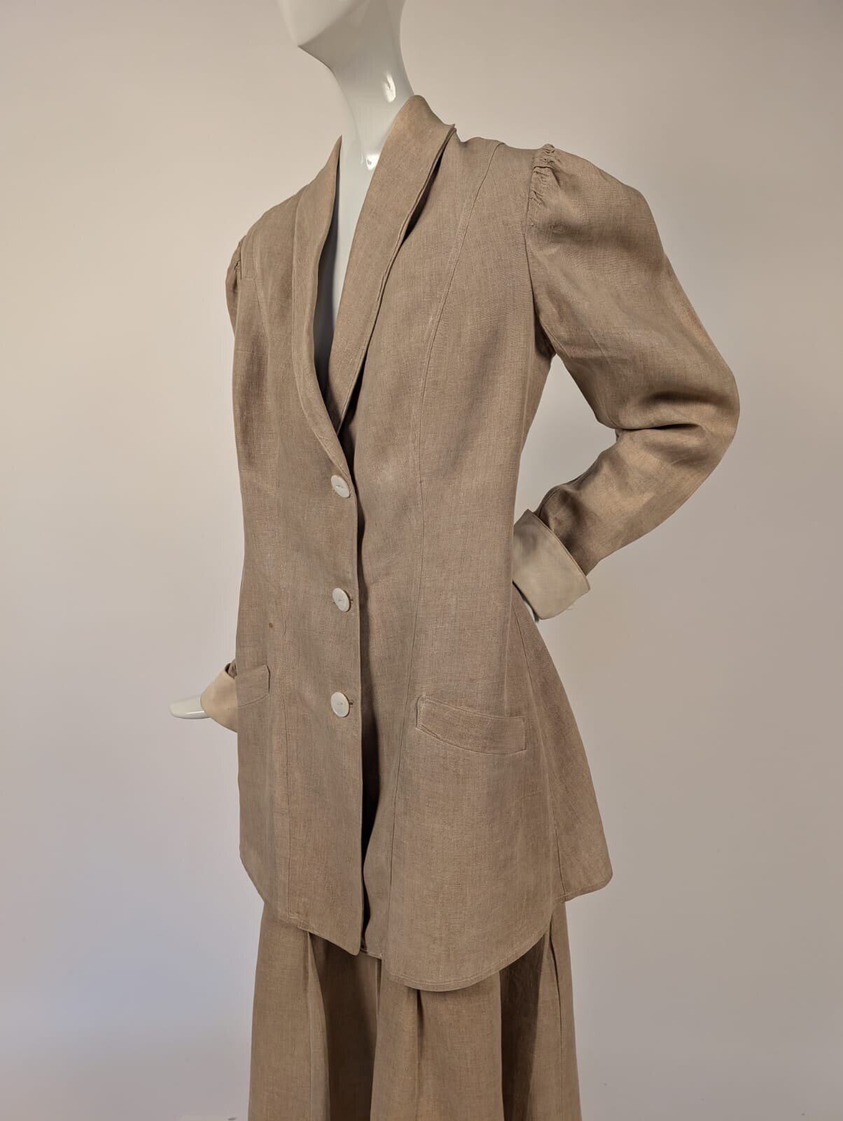 ANTIQUE EDWARDIAN 2 PC LINEN WALKING SUIT W POLISHED SHELL BUTTONS