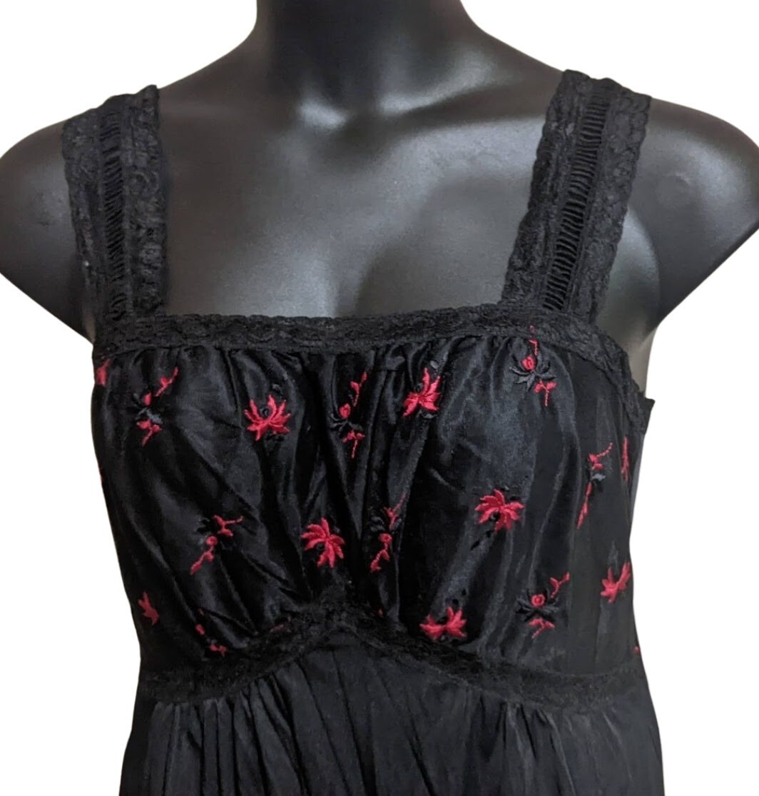 Vintage 1950s Strutwear Embroidered Slip