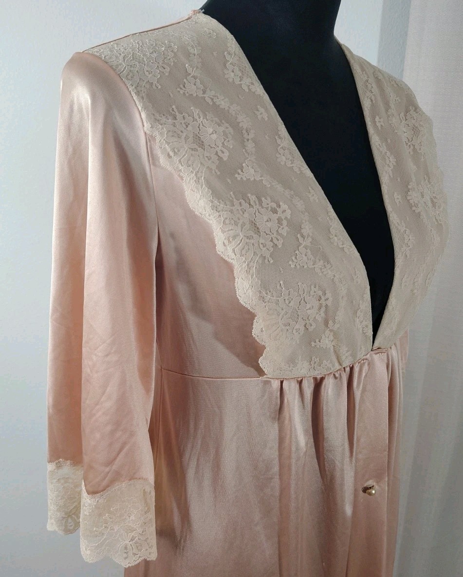 VTG 70s Shadowline Peignoir Robe Small Pink Lace Pearl Button Coquette Made USA