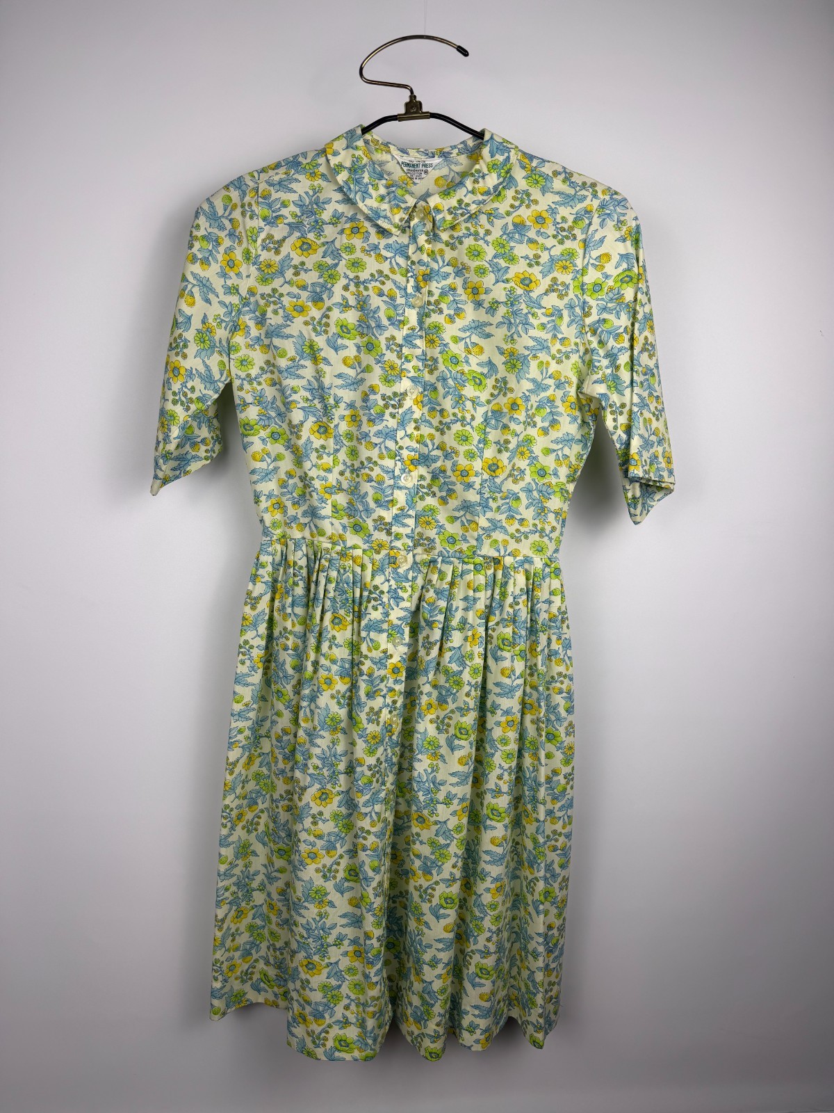 Vintage 1950s pinup floral shirt dress with peter pan collar size small