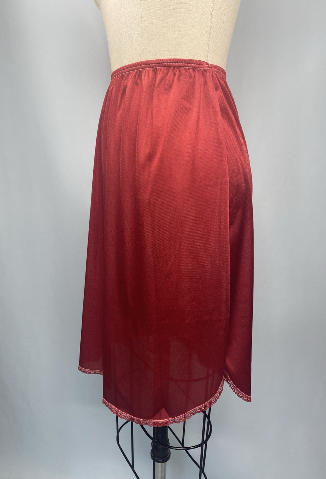 Vintage Half Slip SIZE SMALL long length 22&Prime; classic red nylon VASSARETTE