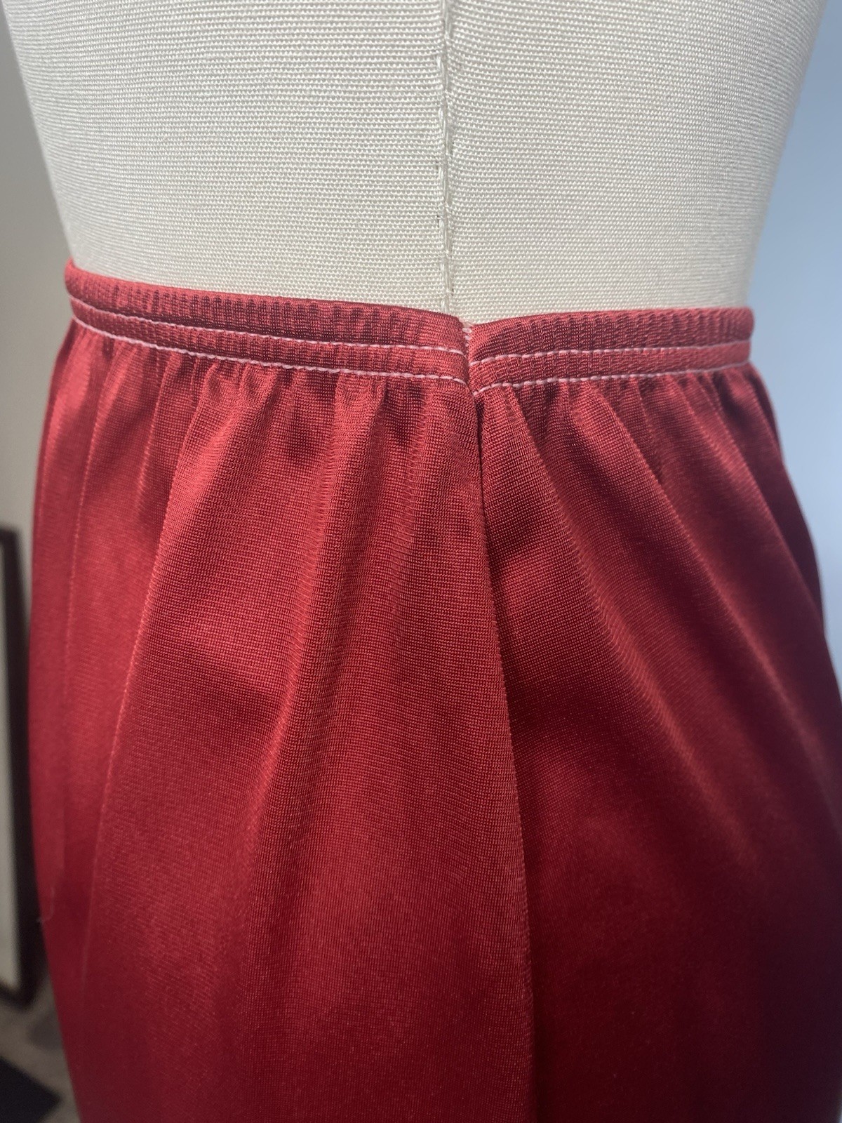 Vintage Half Slip SIZE SMALL long length 22&Prime; classic red nylon VASSARETTE