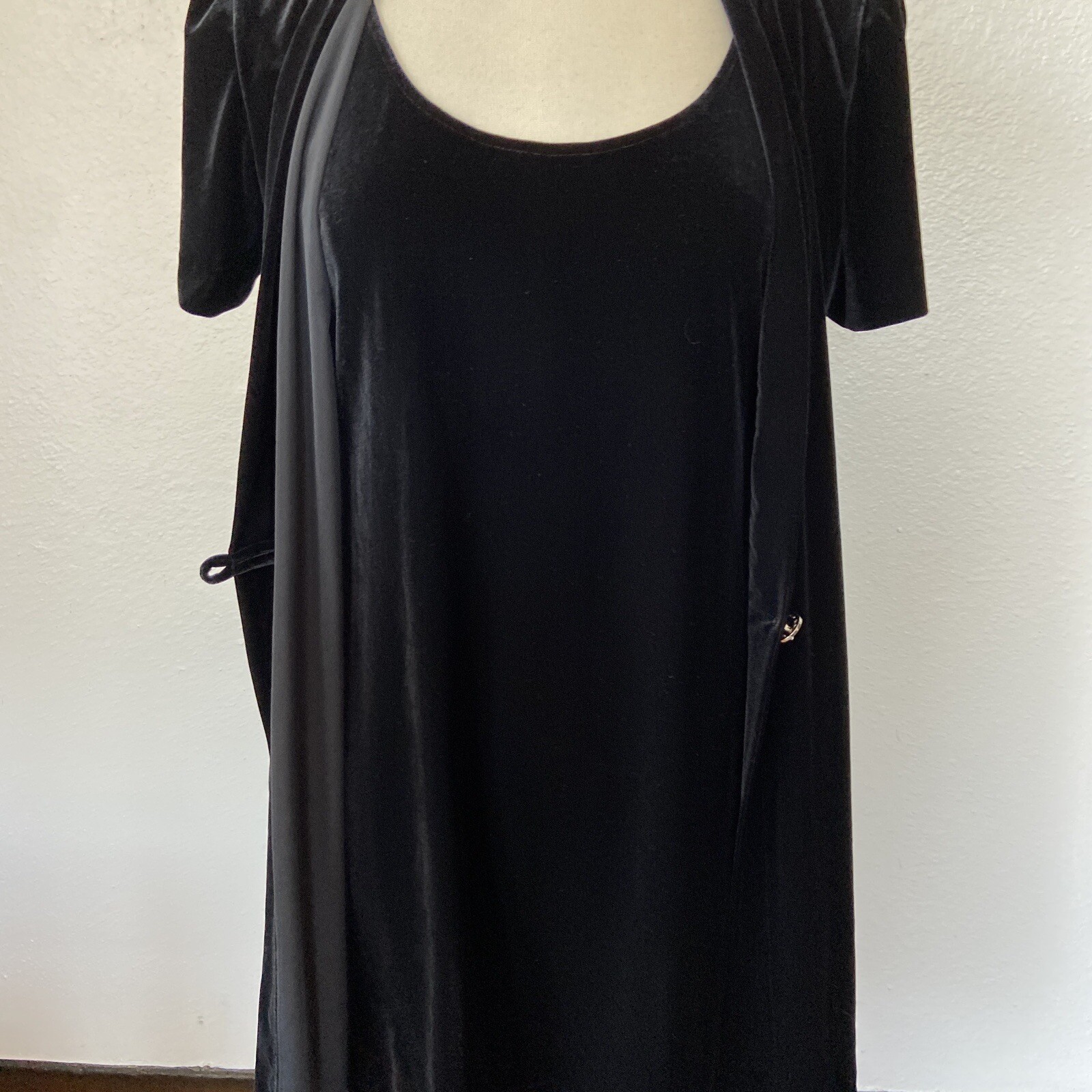 Vintage 90’s Scarlett Solid Black Velvet Short Sleeve Mock Cocktail Dress