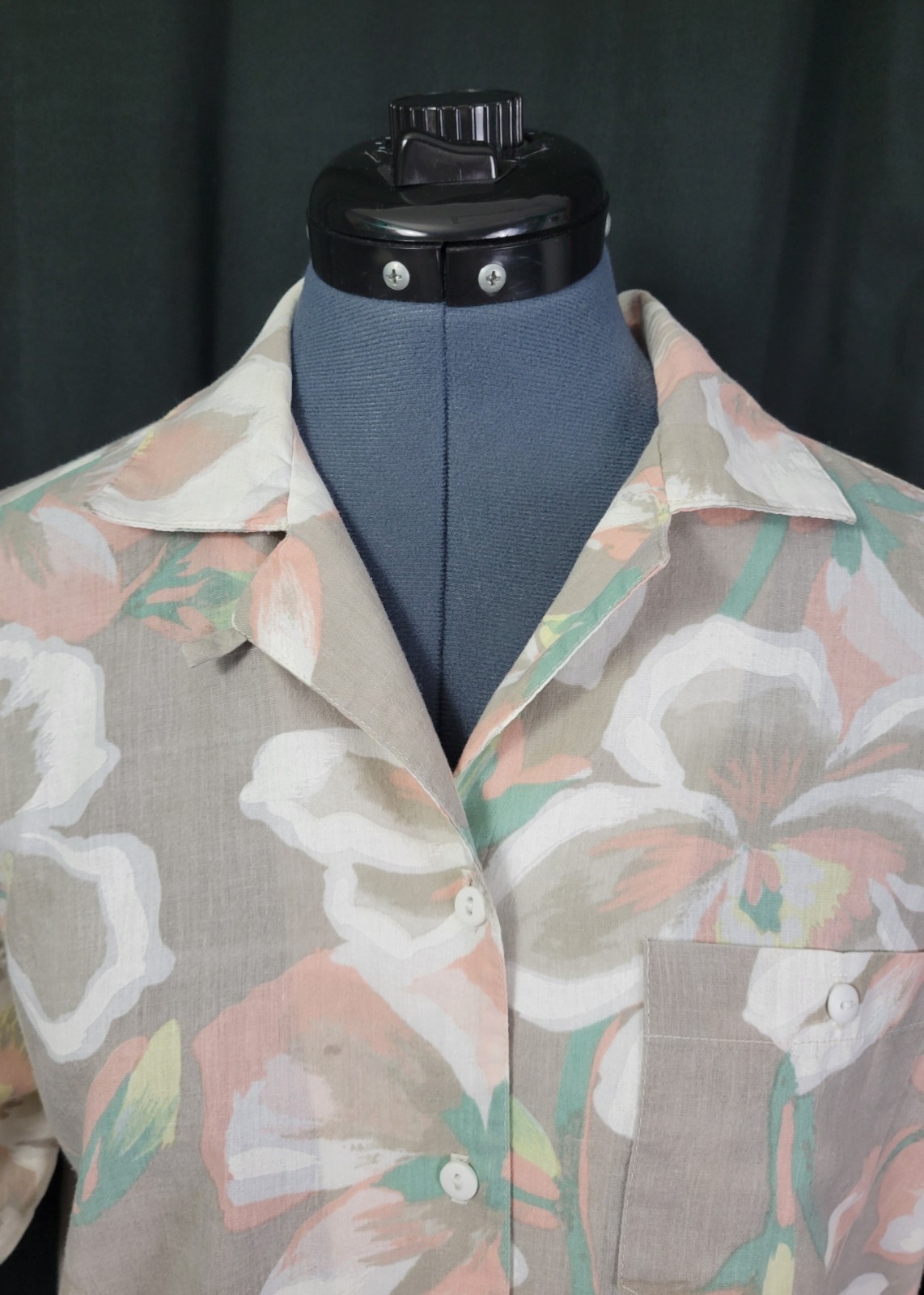 Vtg Laura Mae Beige Button Down Top w White/Pink/Yellow Tropical Flowers Size M?