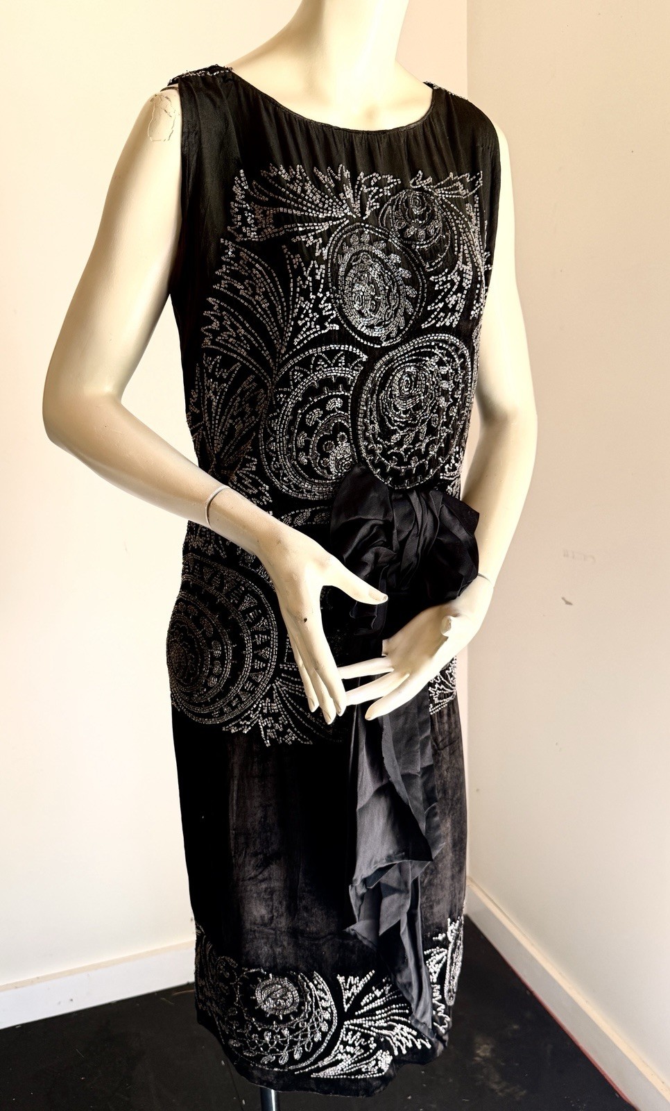 VINTAGE 1920 BEADED VELVET SHEATH