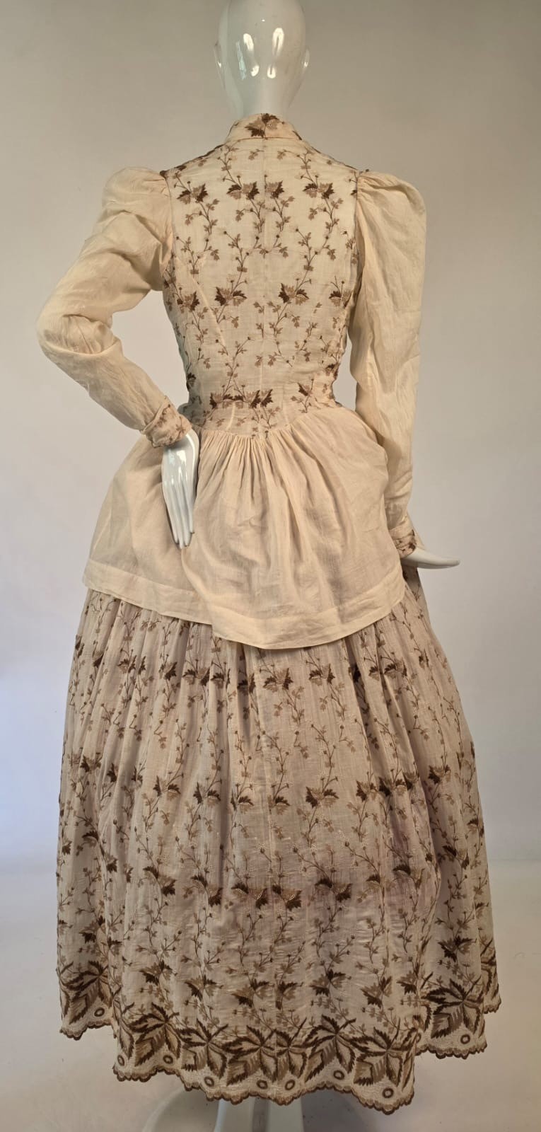 VICTORIAN 19TH C 2 PC RICH FLORAL EMBROIDERED COTTON BUSTLE DRESS W PUFF SLEEVES