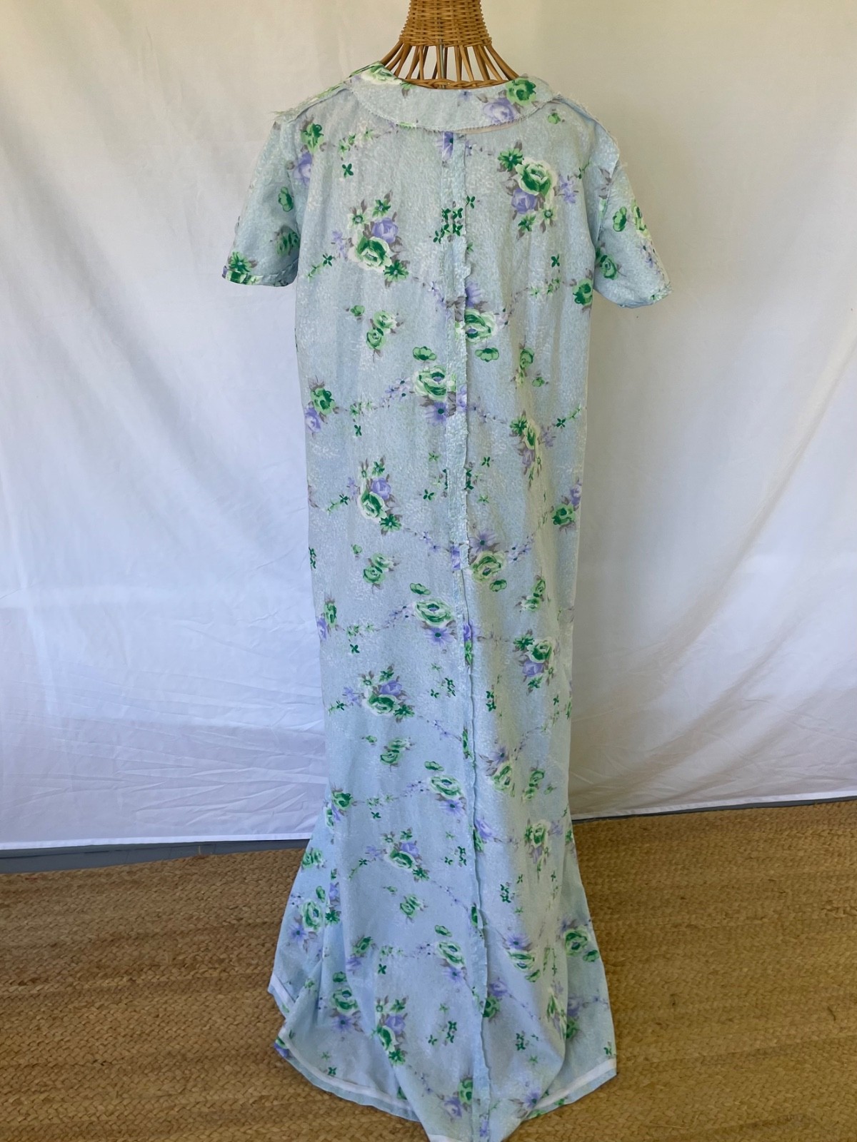 Lovely flowing vintage 70s floral maxi tea dress