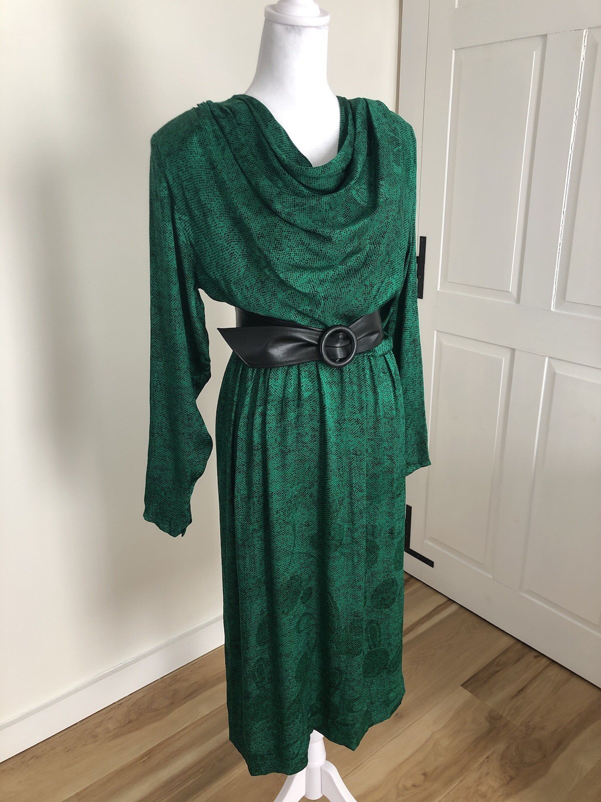 GORGEOUS Vintage 1980s Emerald Green 100% Silk Dress 4 Small Shoulder Pad Gothic