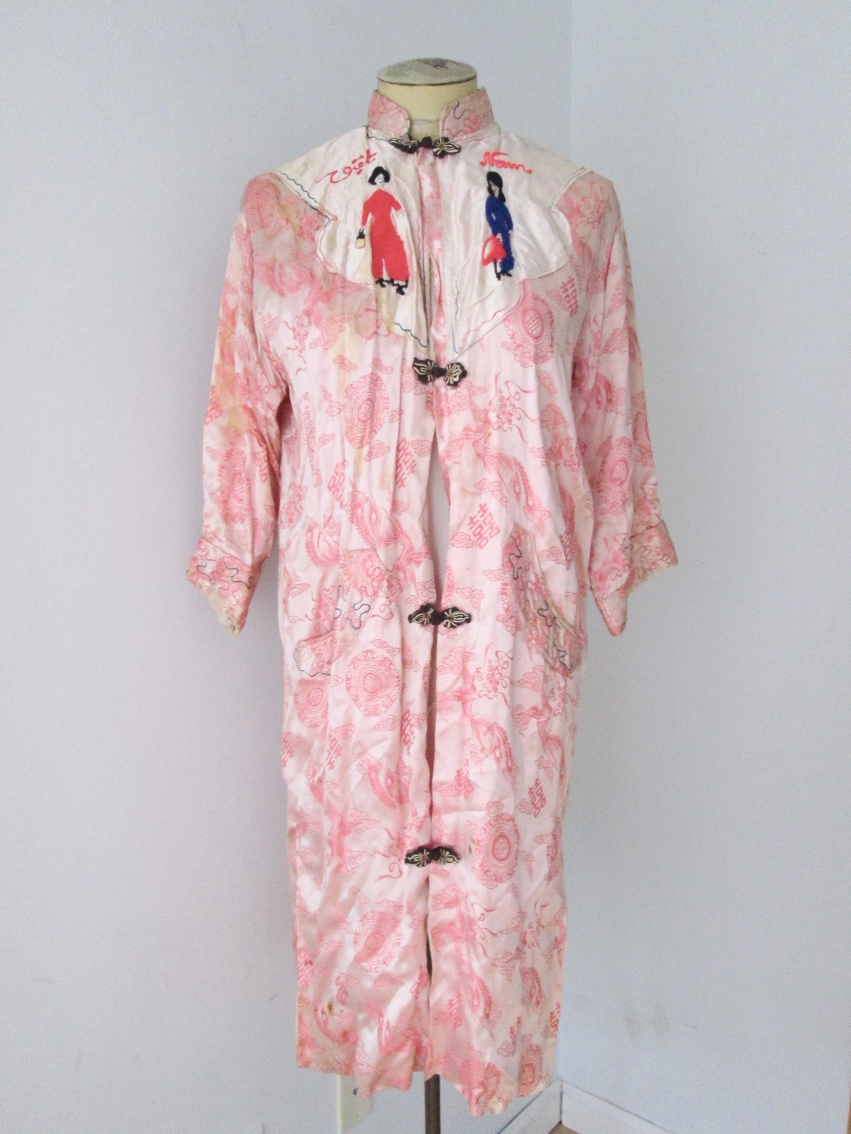 Vtg 40s pink satin carpet embroidered geisha girls kimono robe Vietnam pockets M