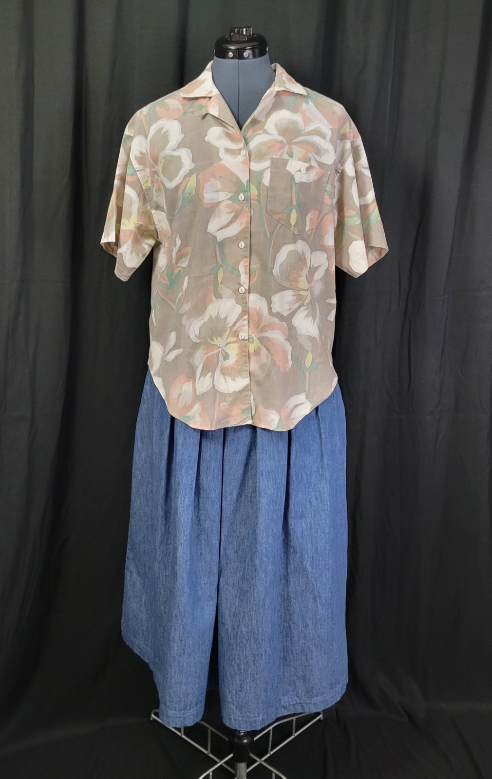 Vtg Laura Mae Beige Button Down Top w White/Pink/Yellow Tropical Flowers Size M?