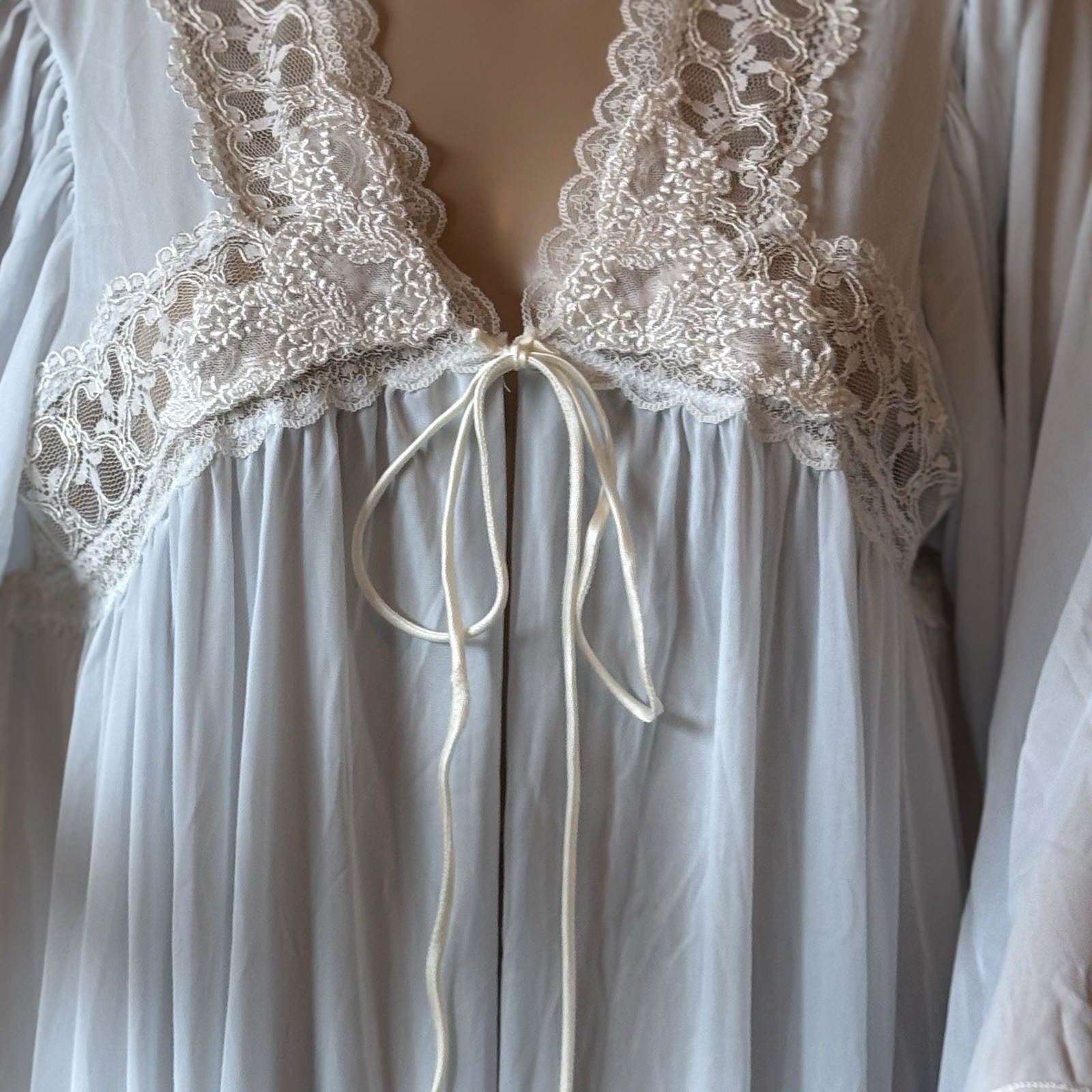 Vintage 70s Miss Elaine Peignoir Robe Size L 100% Nylon Blue White Lace