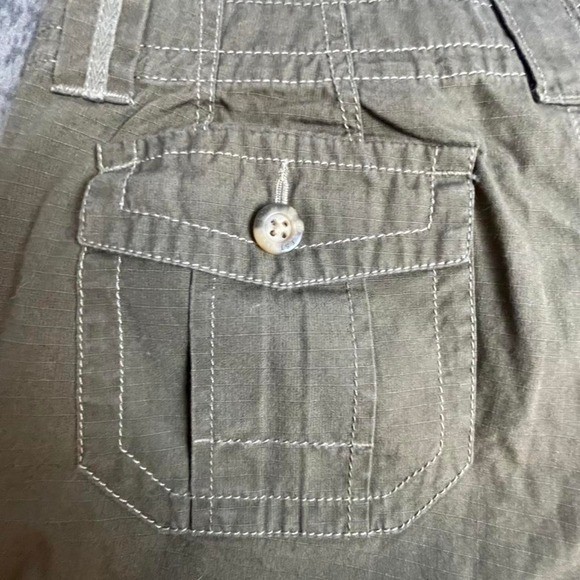 Eddie Bauer VTG 4 Women&rsquo;s Army green cargo shorts. 100% cotton. Made in USA
