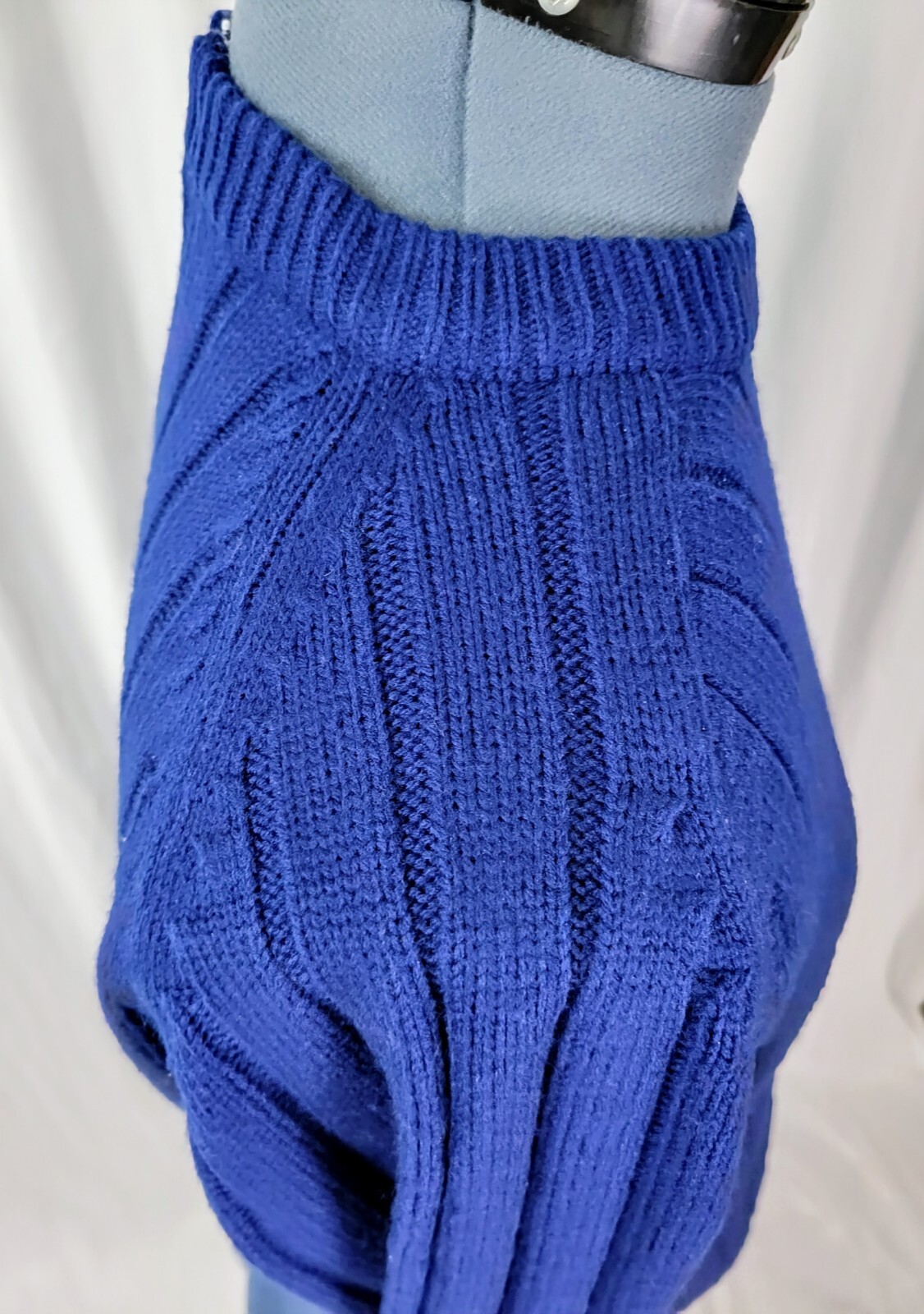 Vtg Cable Knit Crew Neck w Raglan Sleeves in Navy Blue w Zipper Neck Size M?
