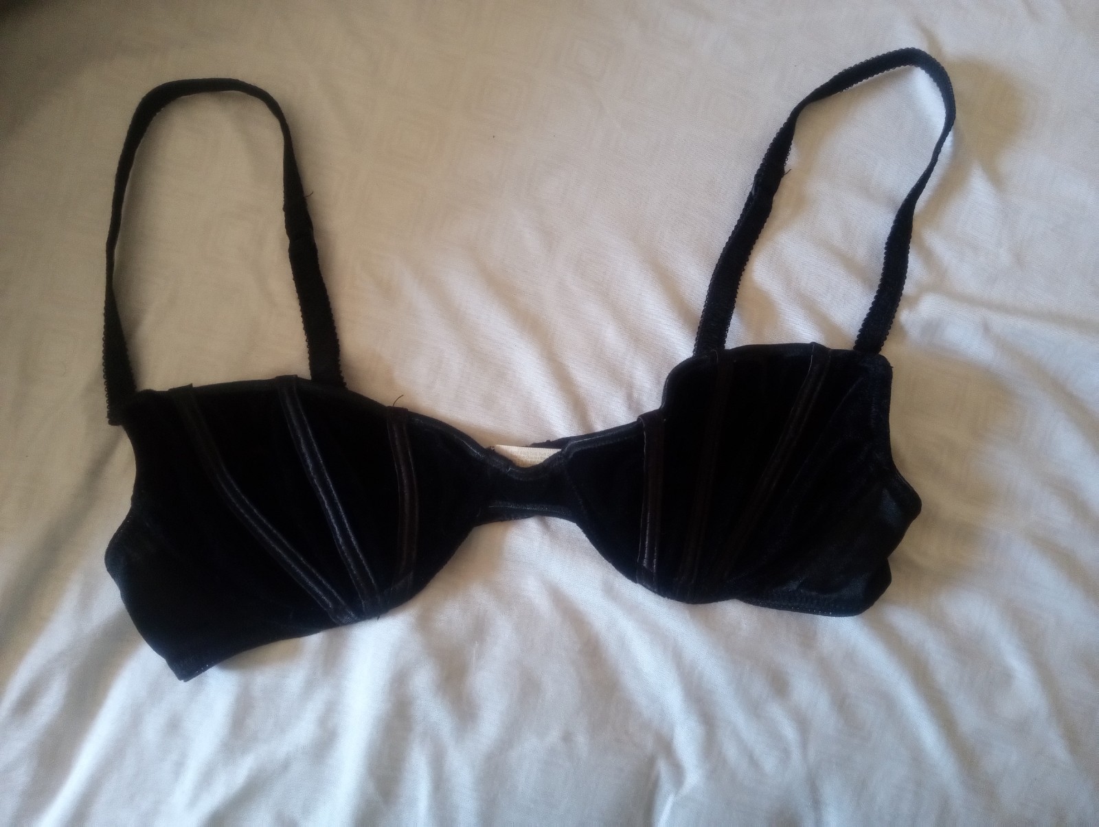 Vintage Victoria&rsquo;s Secret 90s Black Velvet Bra – Made in USA/ Size 34B