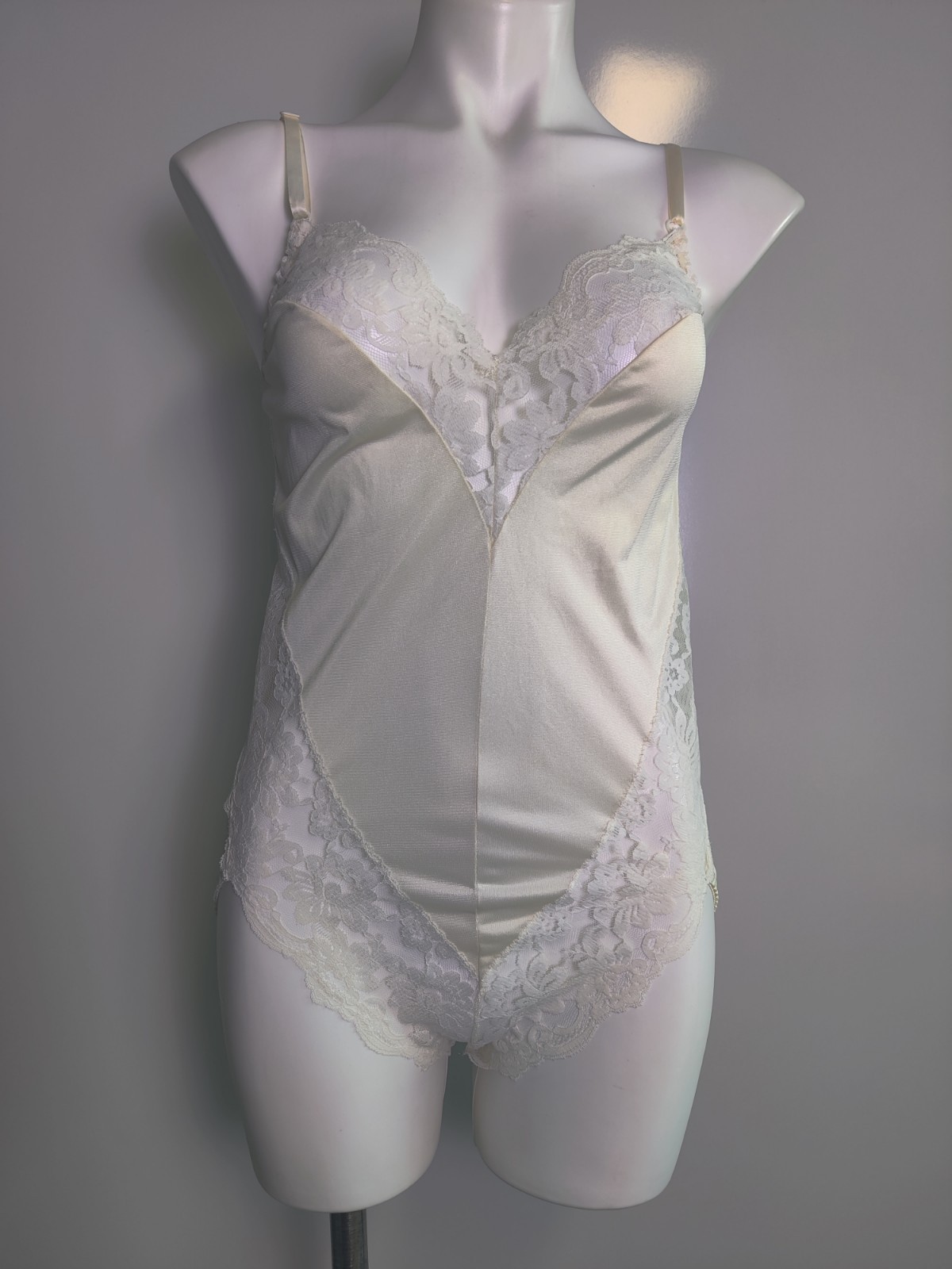 Vintage Women&rsquo;s Vogue Bra Sexy Teddy 1980&rsquo;s Lacey Cream Canada Size 36 EVC