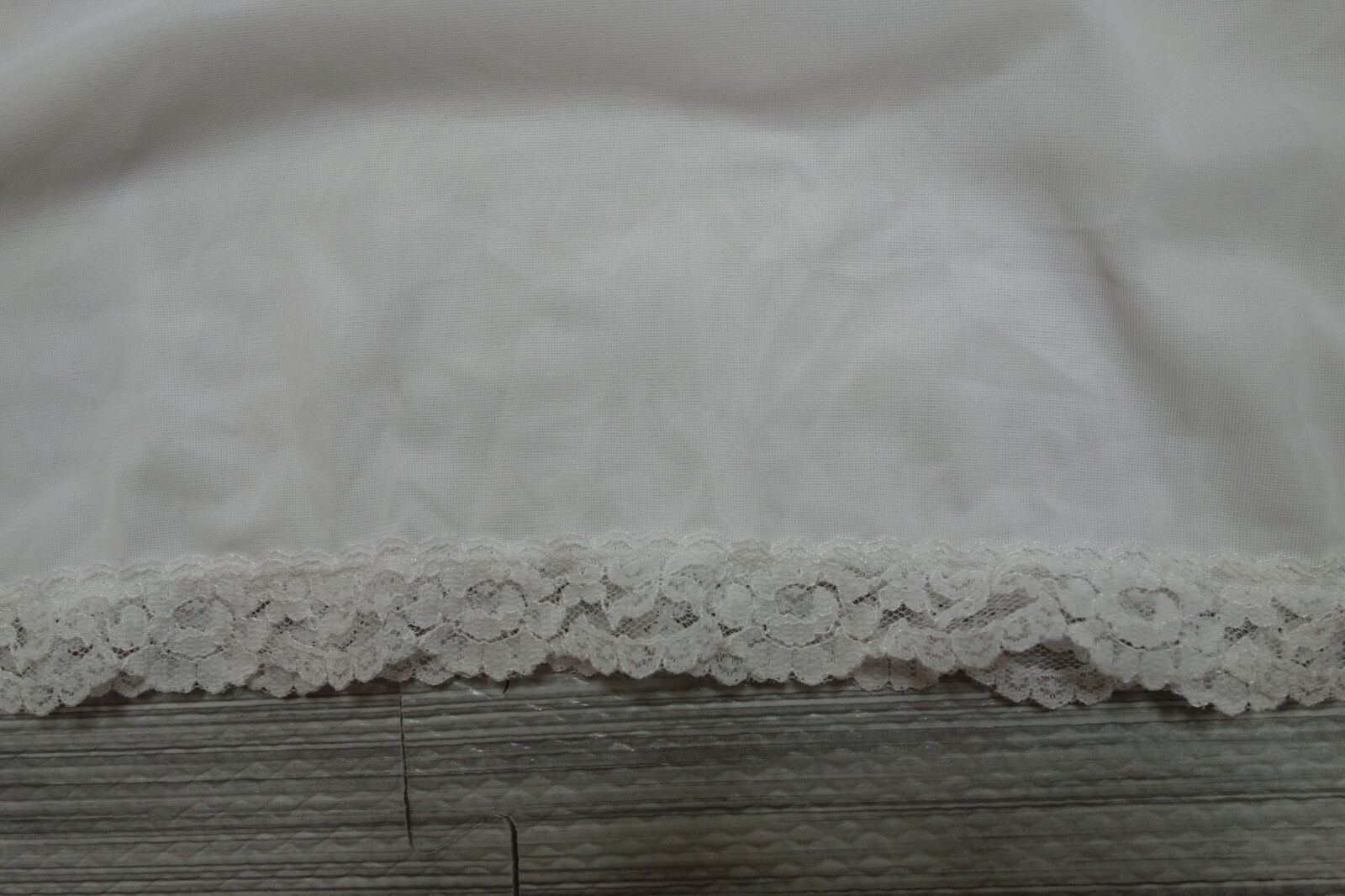 Vtg. Beeline Full Slip Stretch Fitted Lace Bodice White Nylon Size 34