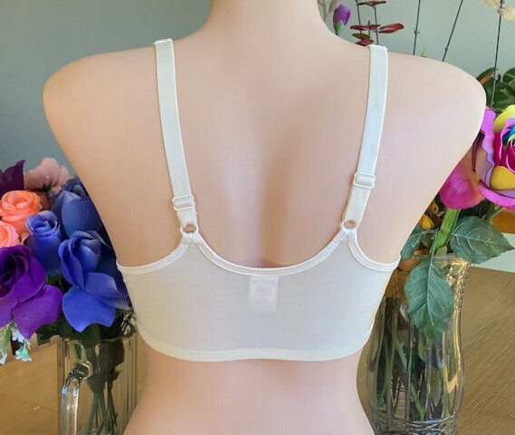 1024 BREEZIES 34C Ivory Front Closure Smoothing Back Underwire Bra #6082