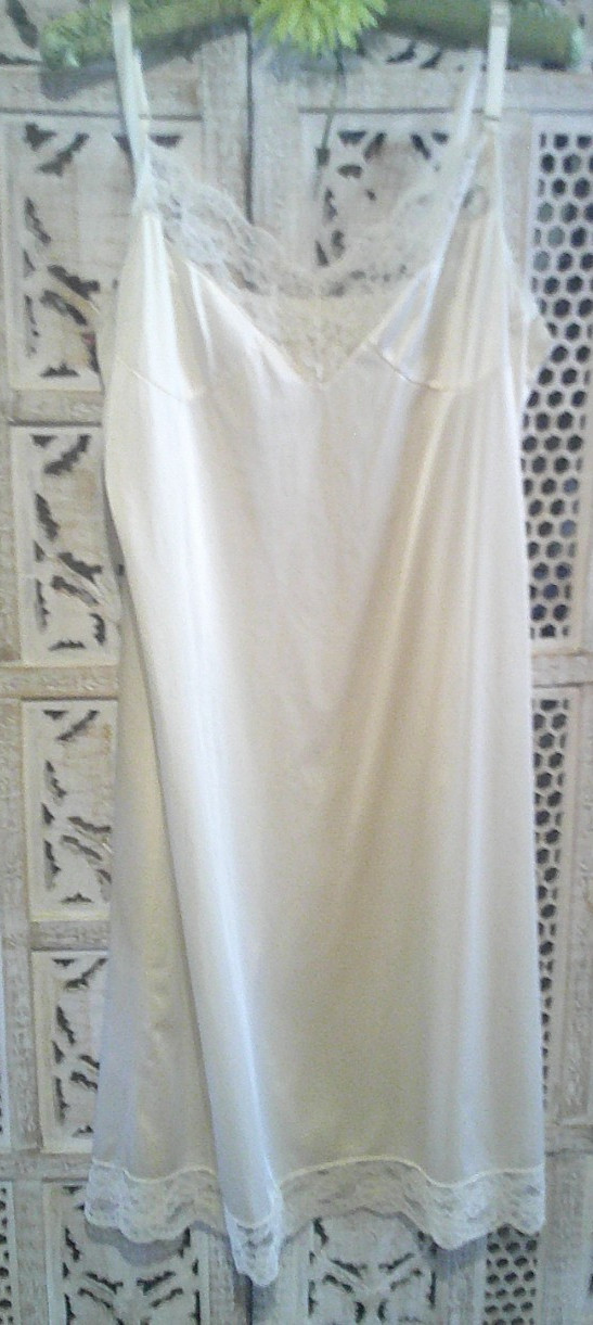 Vintage 70&rsquo;s? White Antron III Nylon Full Slip Lace Trim Split Side Size 40