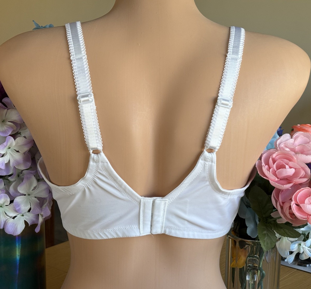 OLGA 38D Snow White Luxury Lift Full Figure Molded Cup Underwire Bra #35063