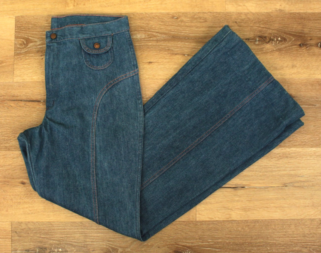 VTG Women&rsquo;s 70s Wrangler Denim Bell Bottom Jeans W/ Saddle Back Seams Sz 33&Prime;