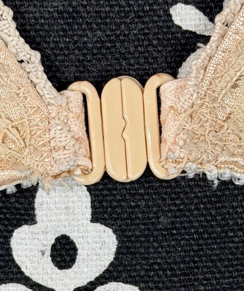VTG 80’s Maidenform® PRETTY ME Beige Front Clasp Unpadded Wireless Laced Bra 36A
