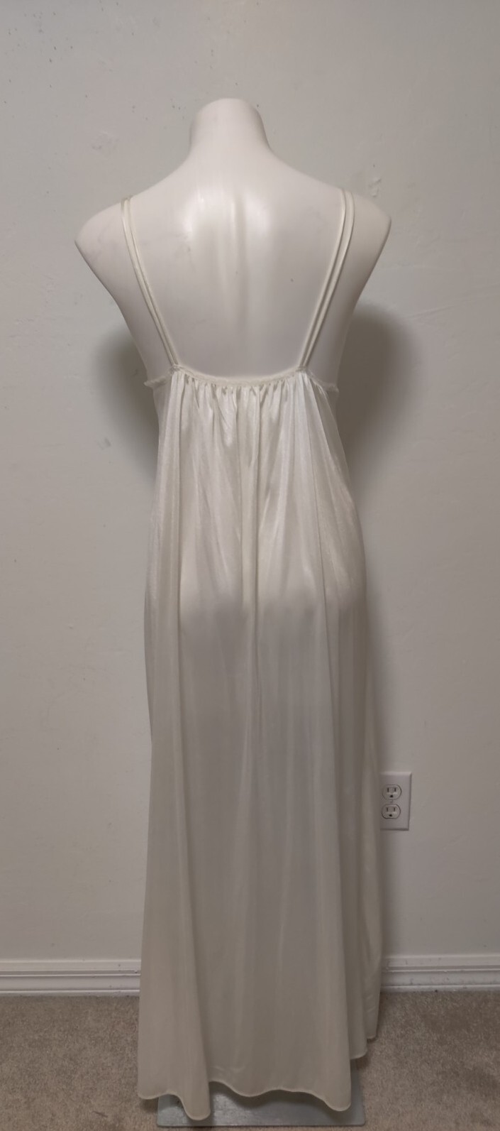 Val Mode Vintage Full Length Nightgown Elegant Piegnoir Lace Flow Plunging V EUC