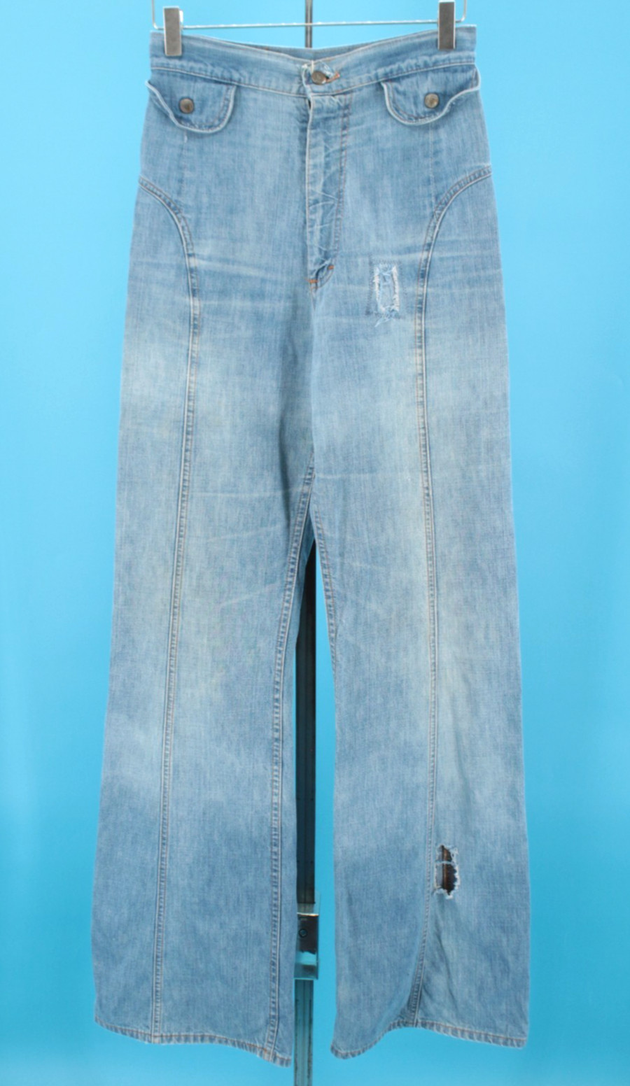 VTG Women&rsquo;s 70s Lee Light Blue Denim Bell Bottom Jeans W/ Curved Seams Sz 27&Prime;