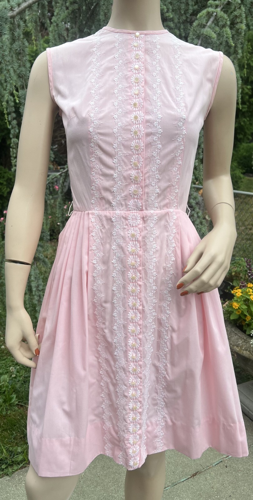 VINTAGE 1960&rsquo;s JEANNE DARC PINK COTTON DRESS W/ WHITE FLORAL EMBROIDERY