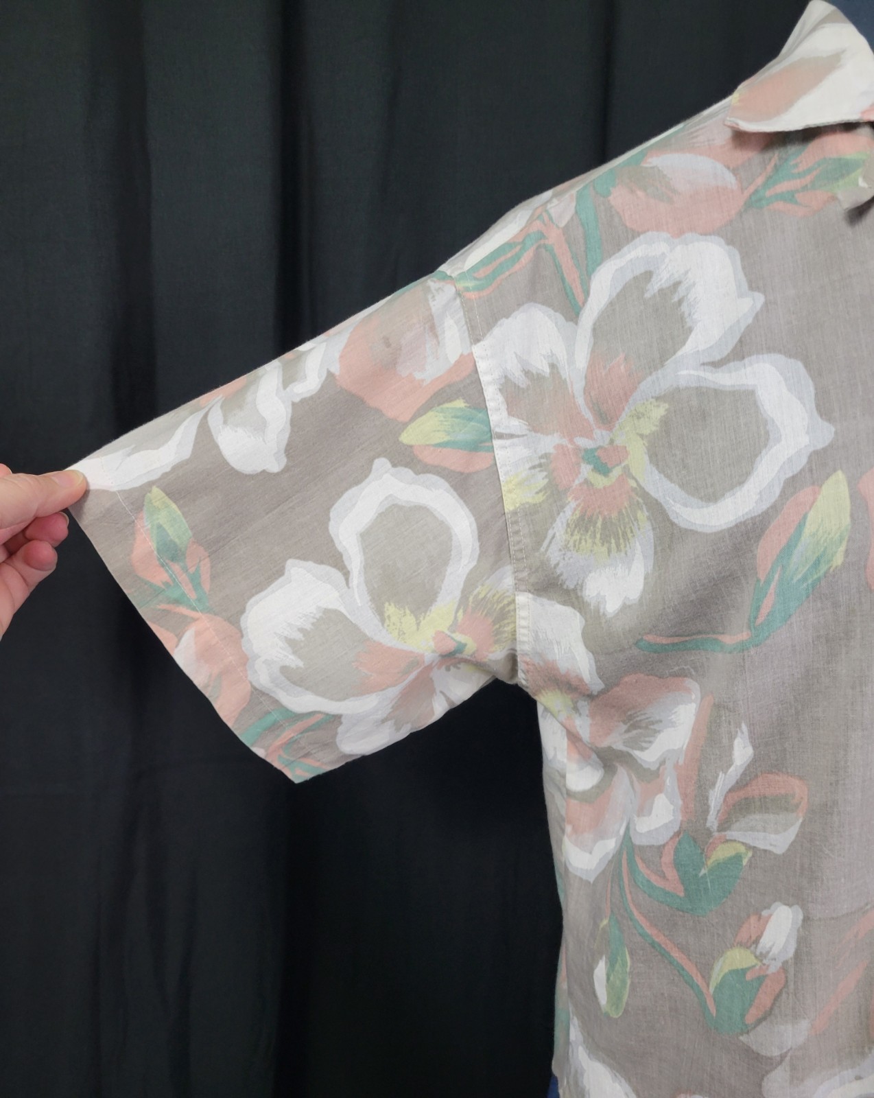 Vtg Laura Mae Beige Button Down Top w White/Pink/Yellow Tropical Flowers Size M?