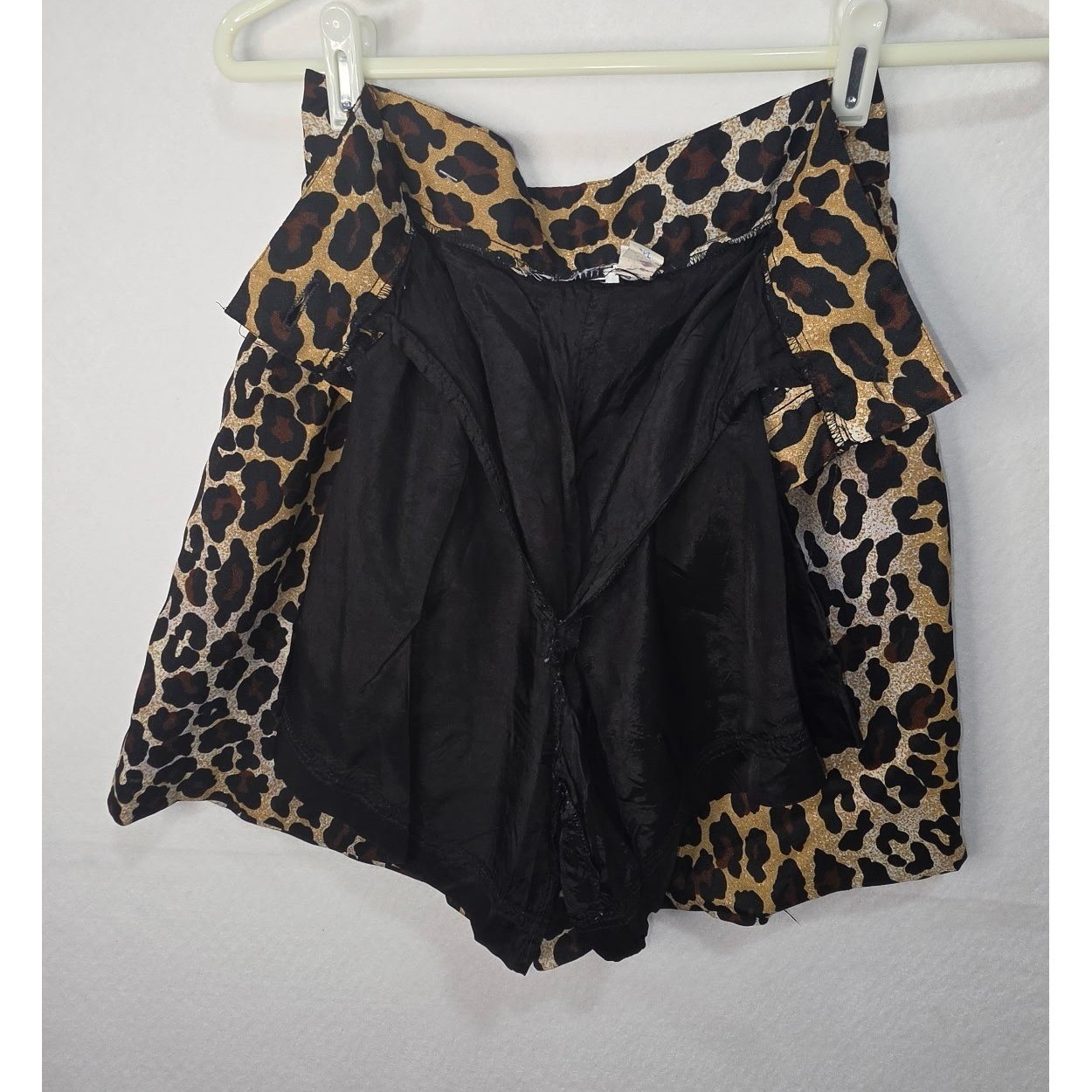 Vintage Leopard Print High Waisted Pleated Shorts Brown Tan Size 6 Made in USA