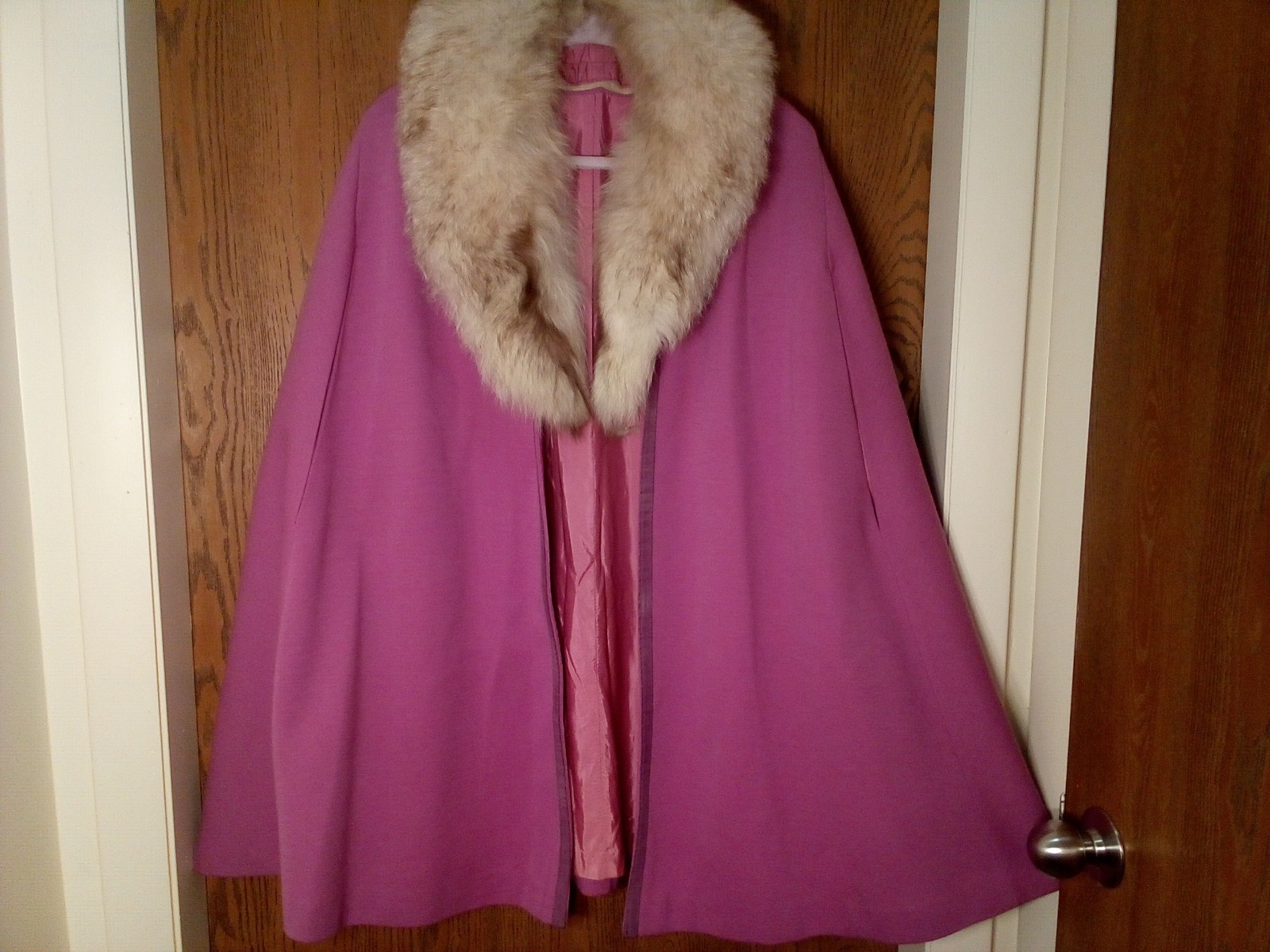 Rare Franklin Simon NY 50&rsquo;s 60&rsquo;s Pink Wool Open Swing Cape Fox Fur Collar Sz M/L