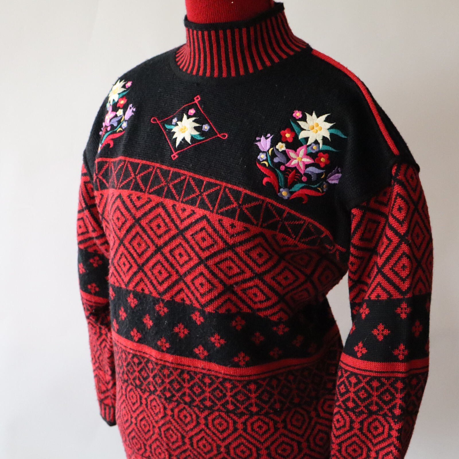 Vtg Obermeyer Women&rsquo;s Pullover Sweater Chloe Red, Black Emb Floral Sz Small