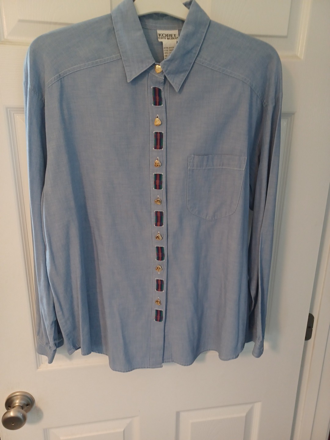 KORET Shirt With Heart Buttons. Size Large. Blue