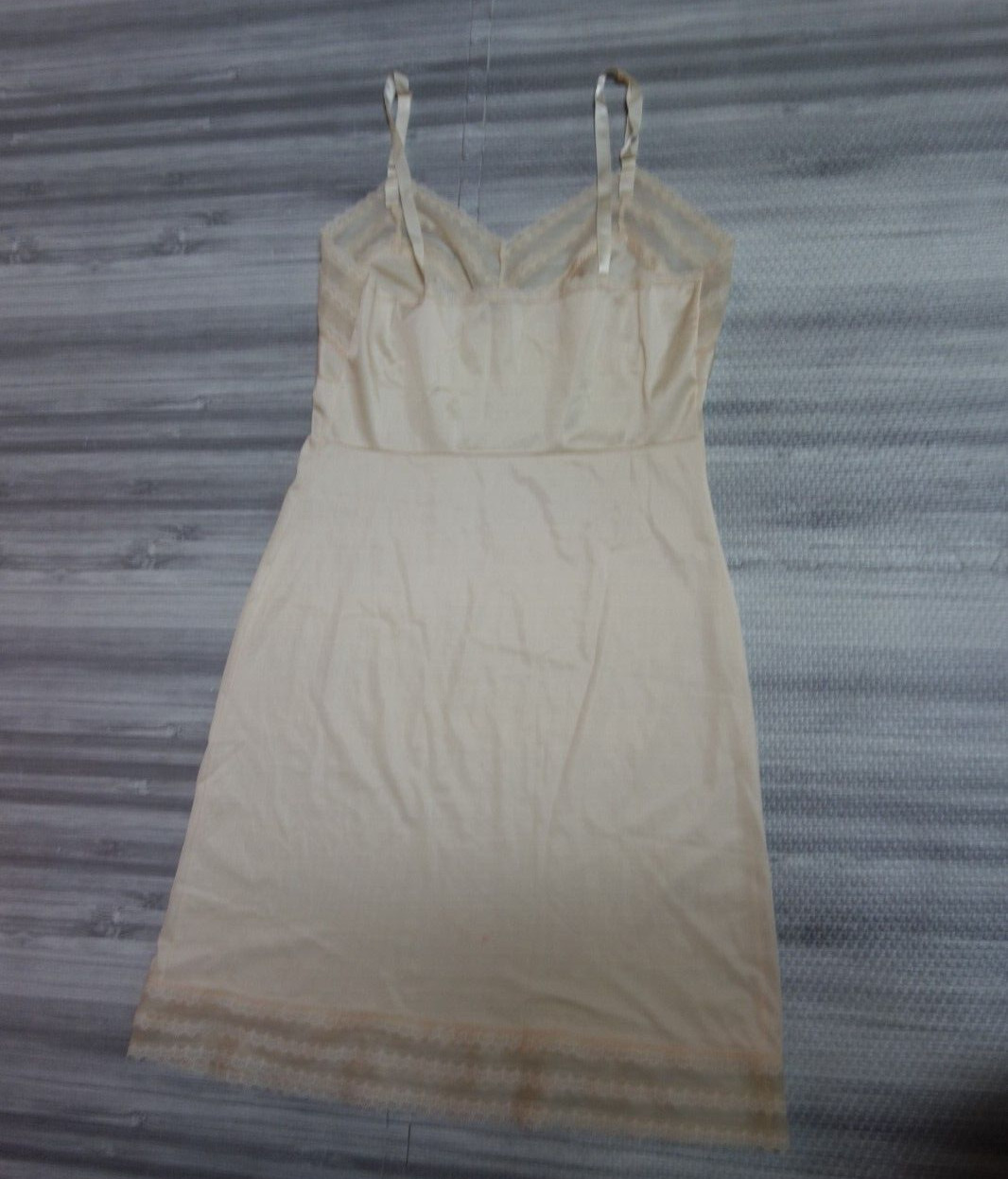 Vtg. Full Slip Size 34 Tag Removed Ivory Pretty Lace Bodice & Hem Excellent