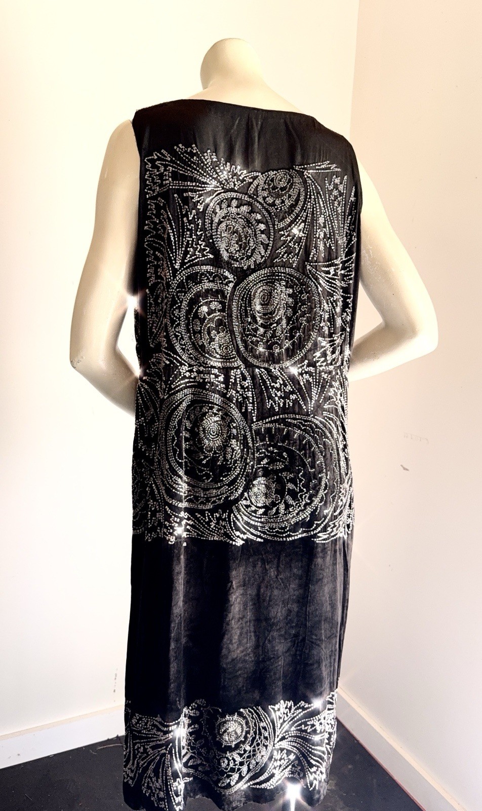 VINTAGE 1920 BEADED VELVET SHEATH